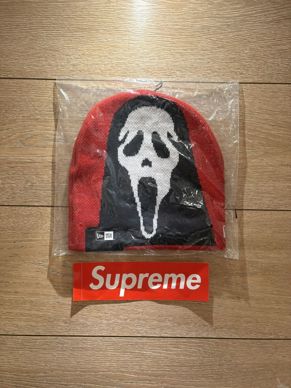 New Era × Supreme Supreme x Ghostface x New Era Red Beanie Size ONE SIZE - 1 Thumbnail