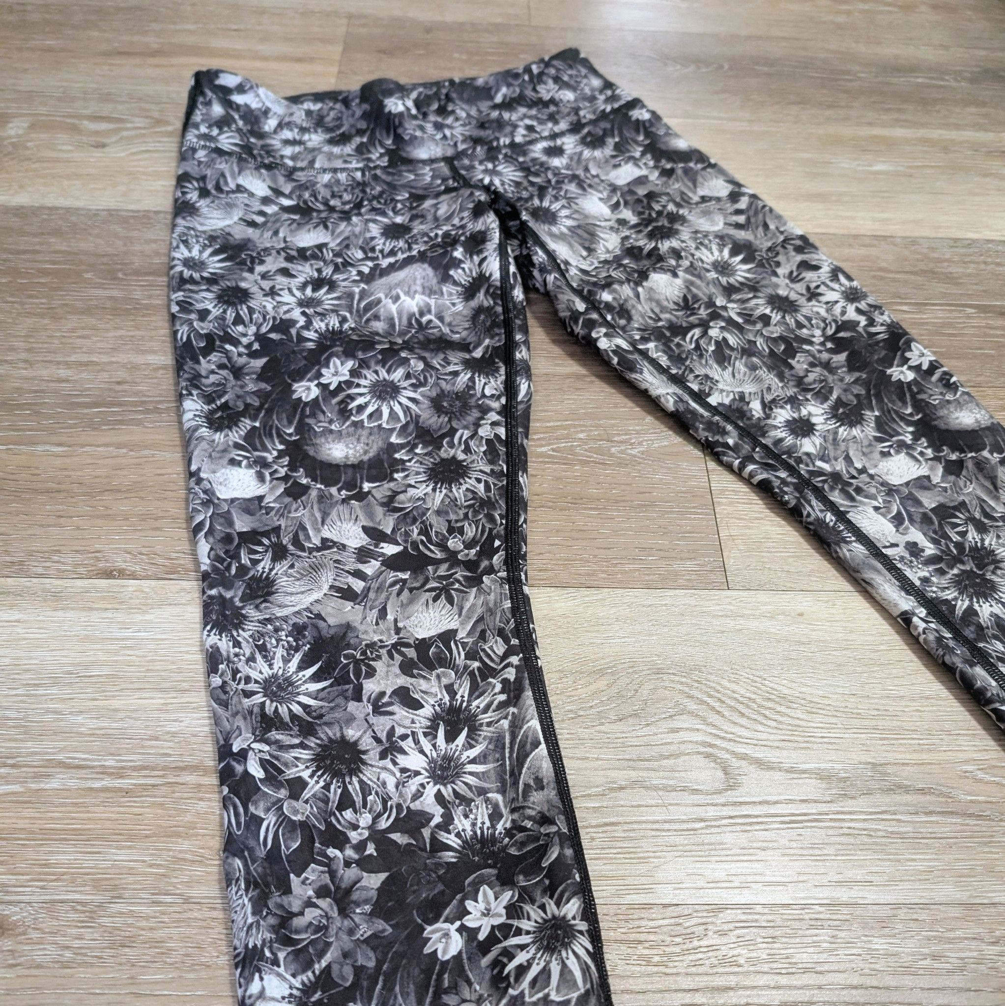 Lululemon Lululemon Flowabunga Wunder Under Crop Leggings Bottoms 4 Size 27" / US 4 / IT 40 - 2 Thumbnail