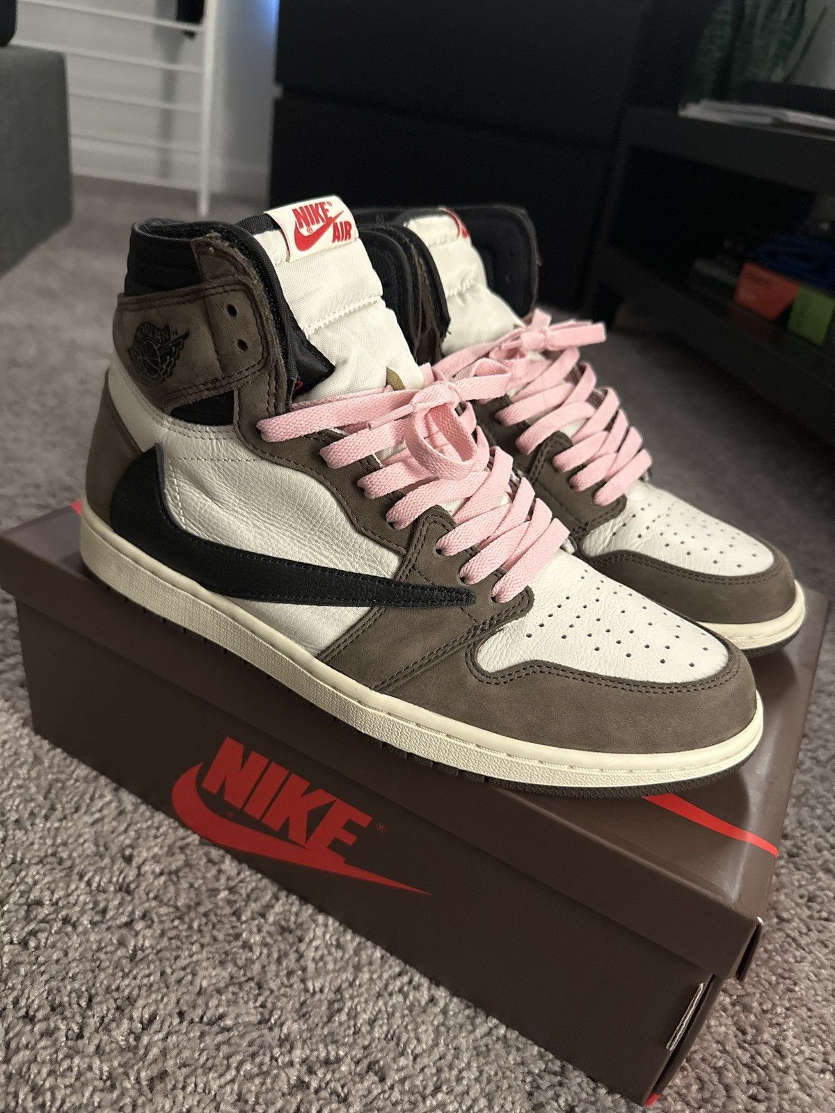 Jordan Brand × Nike × Travis Scott Jordan 1 Travis Scott OG Mocha Size US 10.5 / EU 43-44 - 3 Thumbnail