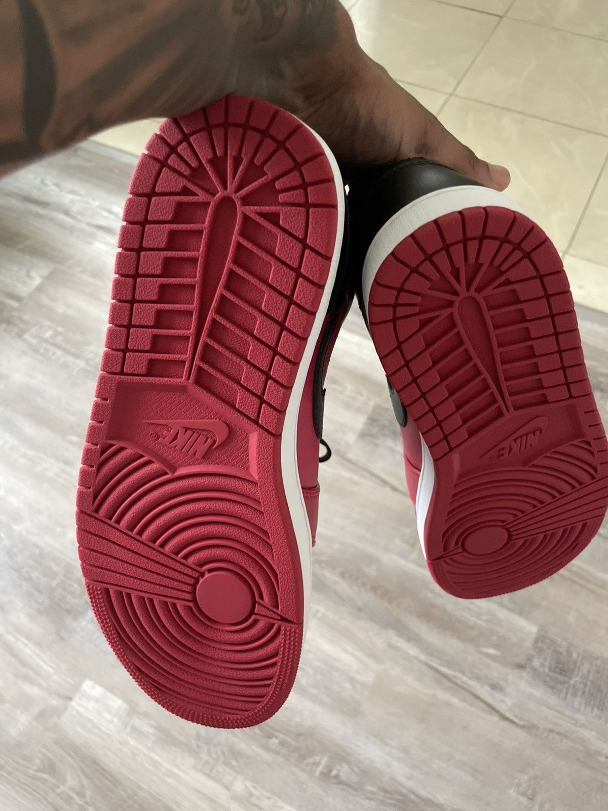 Jordan Brand Jordan 1s Red Black Size US 9 / EU 42 - 6 Thumbnail
