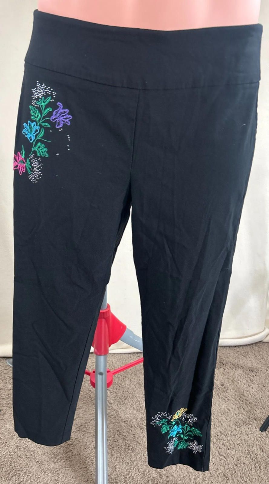 Designer Attyre Black Floral Embroidered Audrey Slim Ankle Pants Sz 8 Size 30" / US 8 / IT 44 - 2 Thumbnail