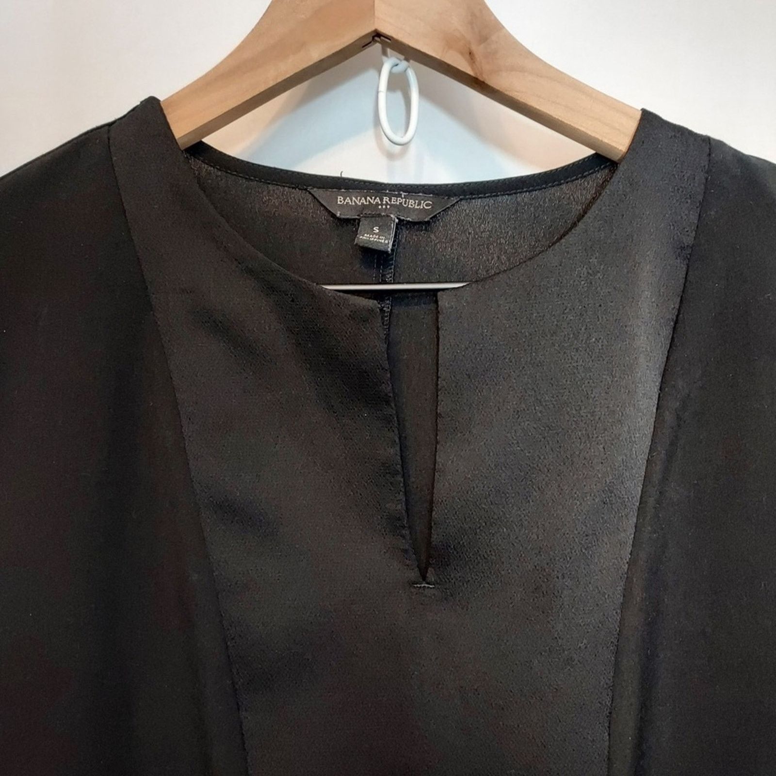 Banana Republic Banana Republic Black Lightweight V-Neck Shirt Blouse Top Size S / US 4 / IT 40 - 5 Thumbnail