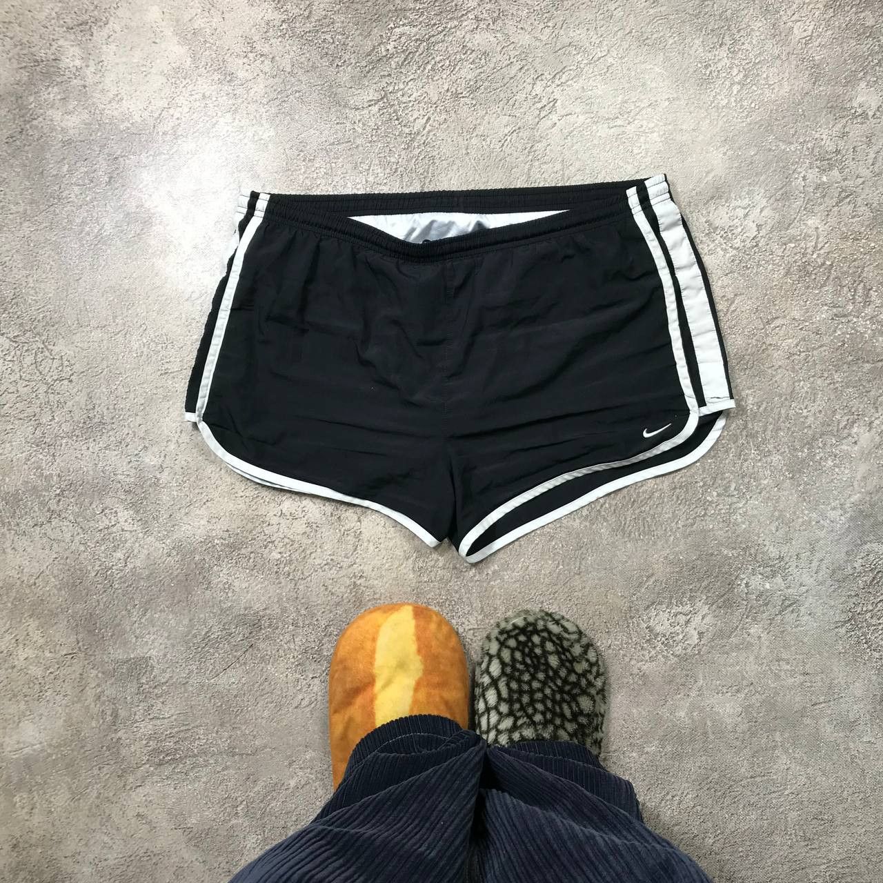 Vintage Vintage Nike Y2K Swoosh Shorts Streetwear Skate Black 37 Size US 37 - 1 Thumbnail