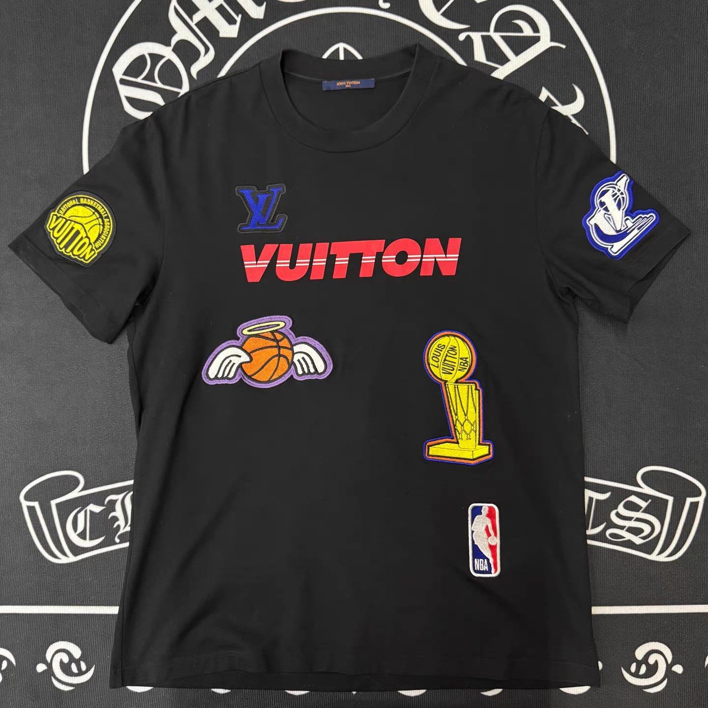 Louis Vuitton LV BlackShortSleevewith Multiple LogosEmbroidery&Prints Q10 Size US XL / EU 56 / 4 - 1 Thumbnail