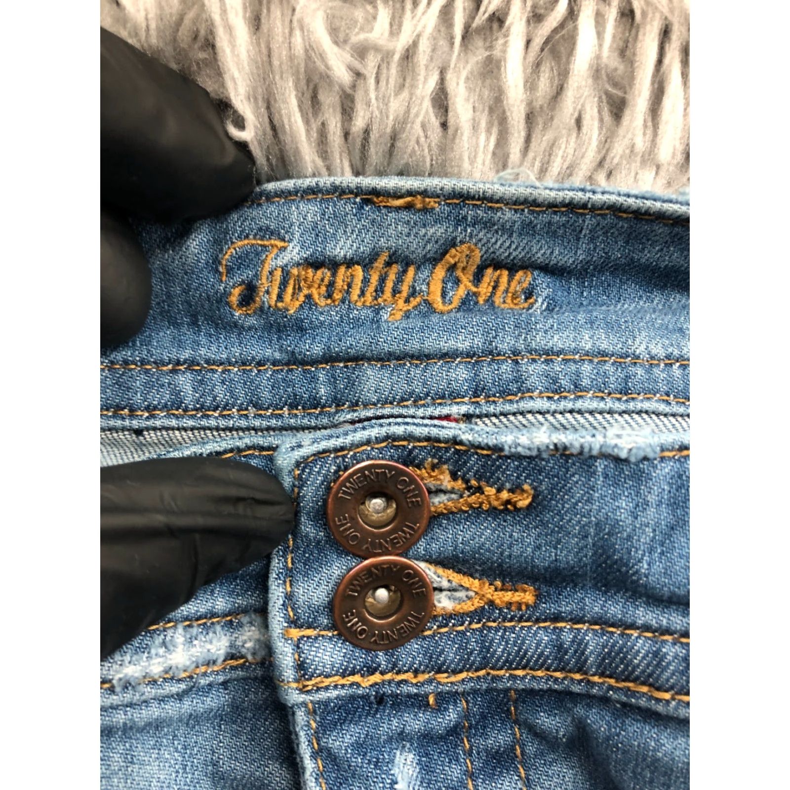 Vintage Twenty One Bermuda Shorts Juniors Size 3 Mid Rise Medium Wash Blue Denim 5-Pocket Regular Zip Front Flat Front Size 42" / US 20 - 7 Thumbnail