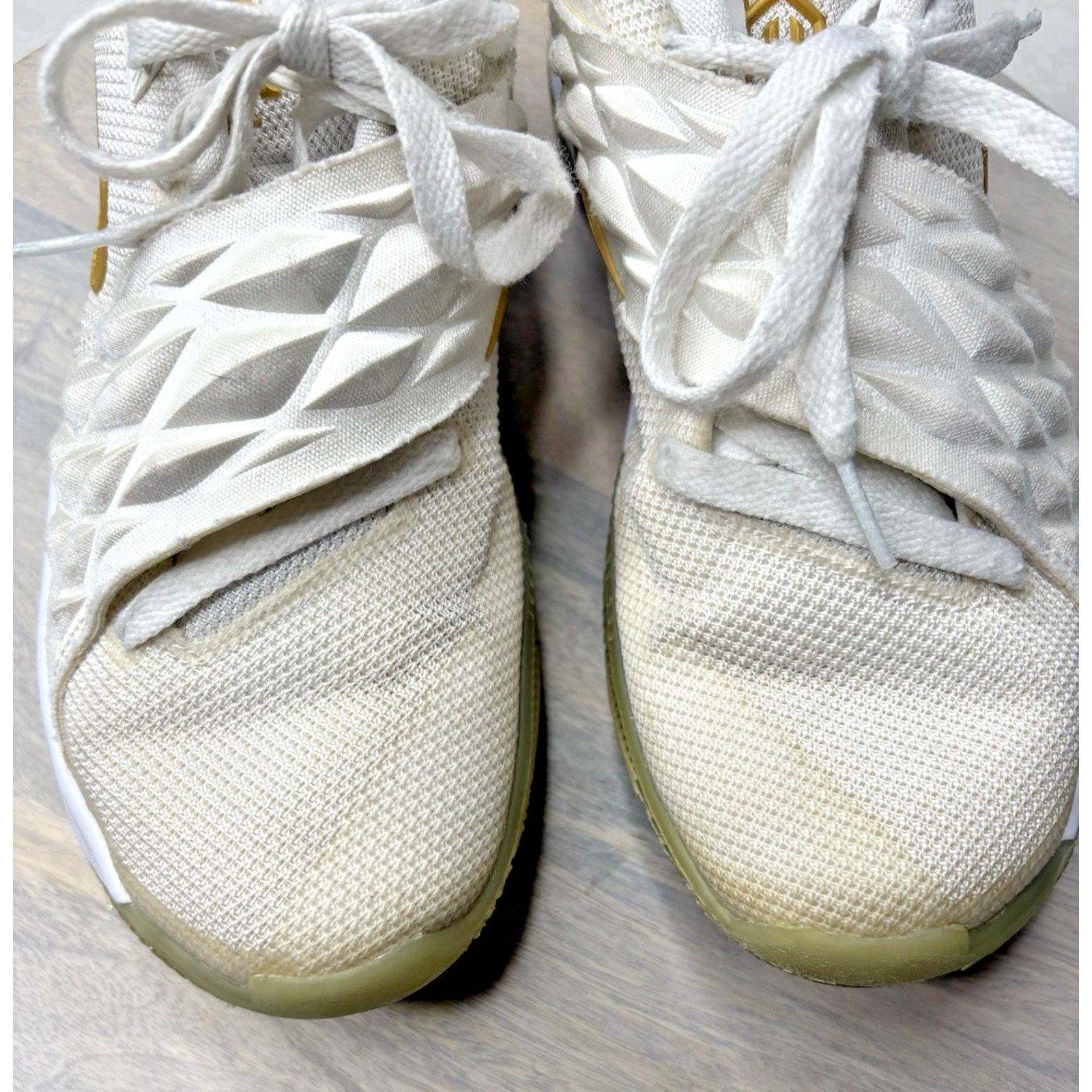 Nike Nike Kyrie Low White/Gold Basketball Shoes Size: 7 Size US 7 / EU 40 - 12 Thumbnail