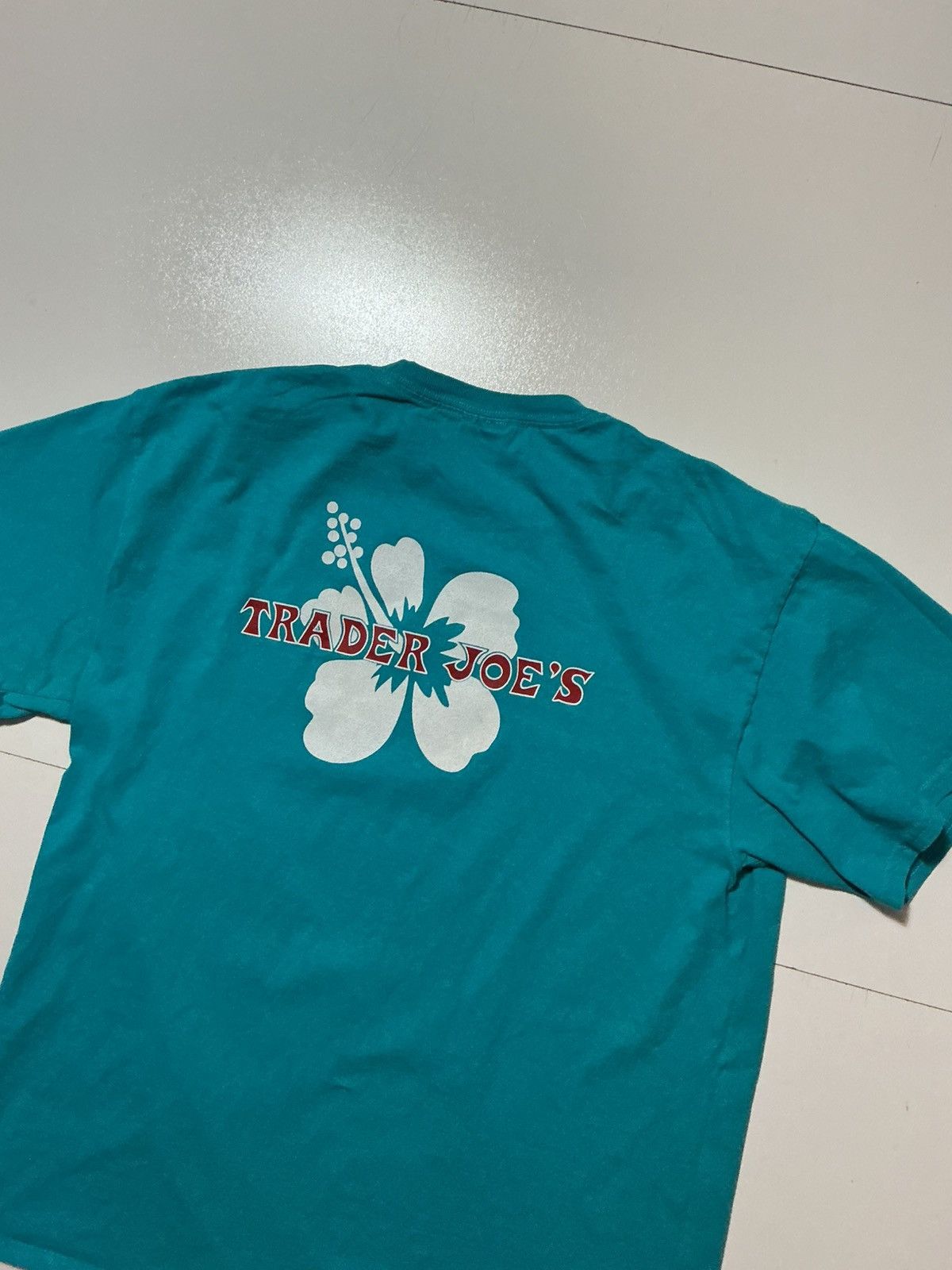 Port & Company Trader Joes Grocery Store Hibiscus Flower Graphic T-Shirt Size US L / EU 52-54 / 3 - 5 Thumbnail