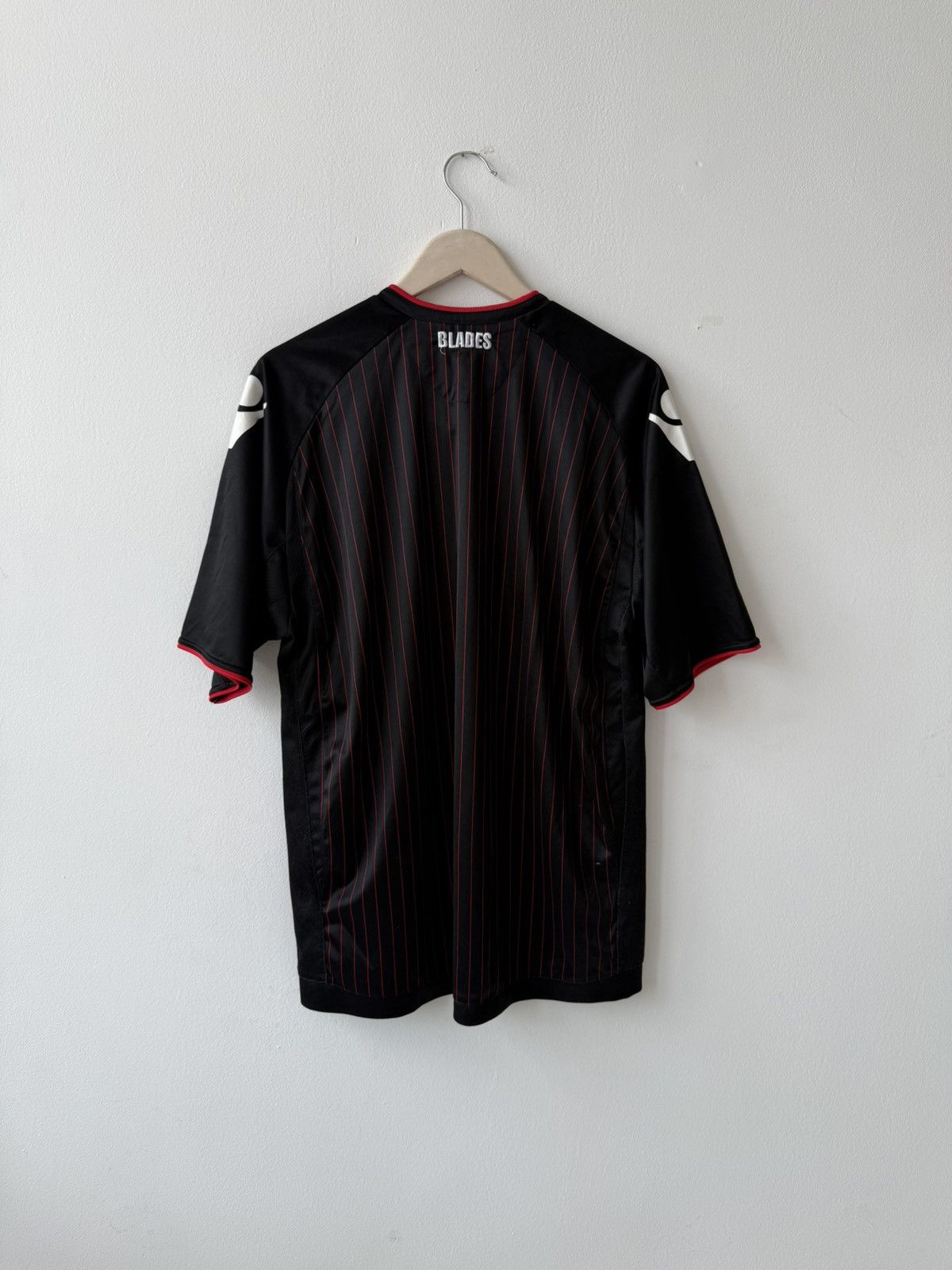 Macron × Vintage Macron Sheffield United 2010/2011 Away Jersey Size US L / EU 52-54 / 3 - 6 Thumbnail