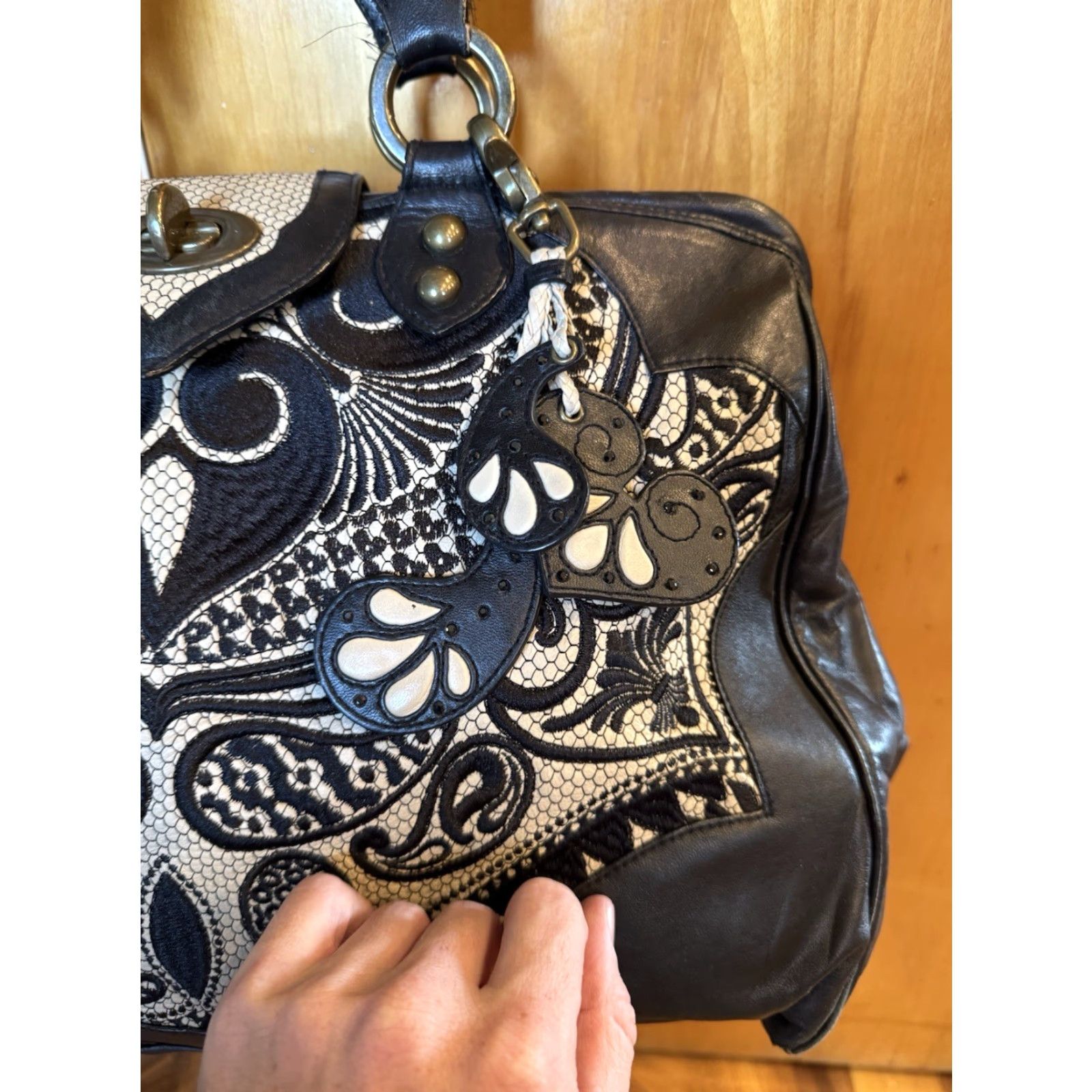Vintage VINTAGE Isabella Fiore Lavish Ginger Tote Black White Shoulder Bag Purse Leather Paisley Bucket" Size ONE SIZE - 3 Thumbnail