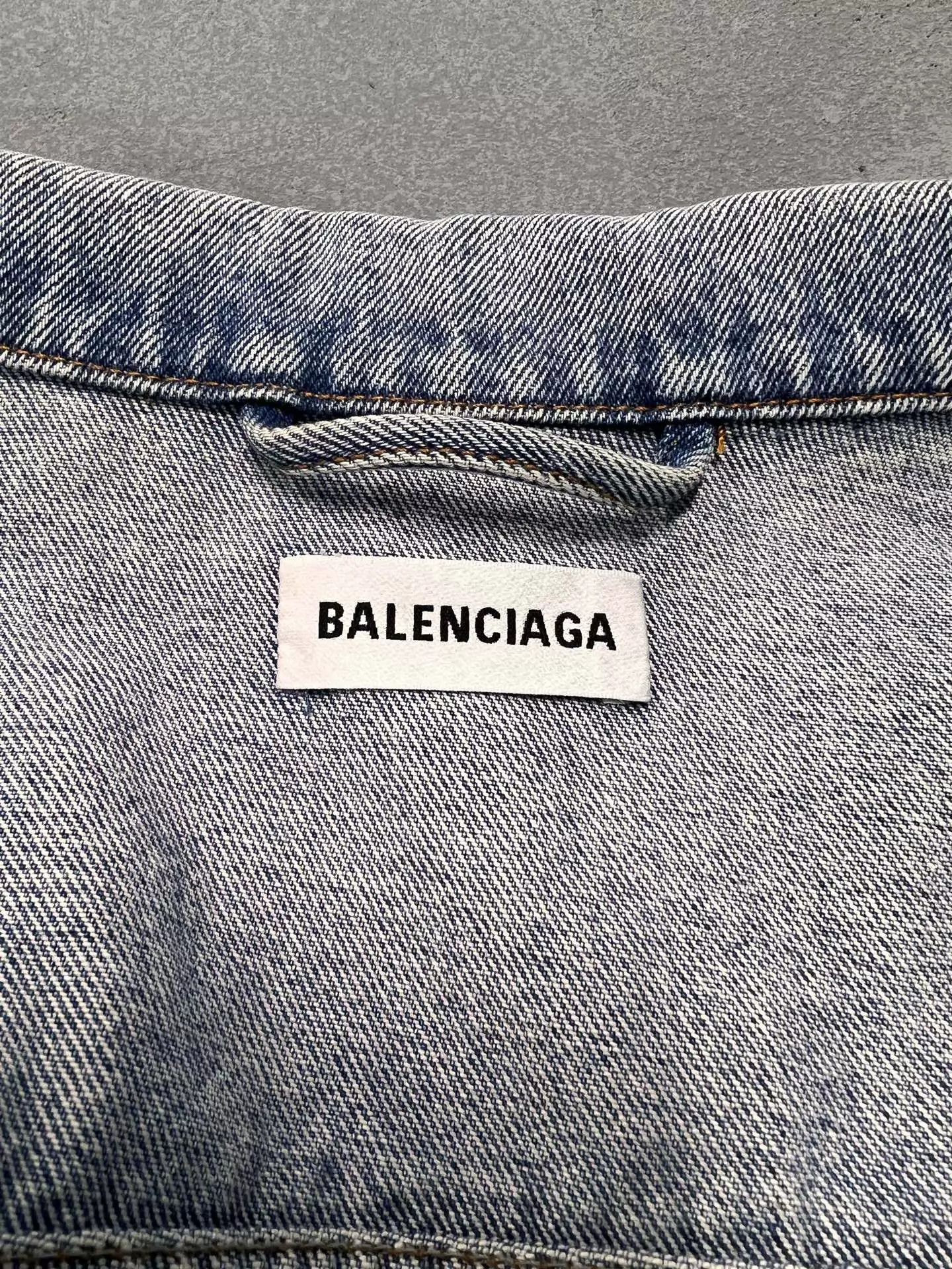 Balenciaga Balenciaga Light Wash Denim Jacket Back Rhinestone Logo 34 Size XXS / US 00 / IT 34 - 3 Thumbnail