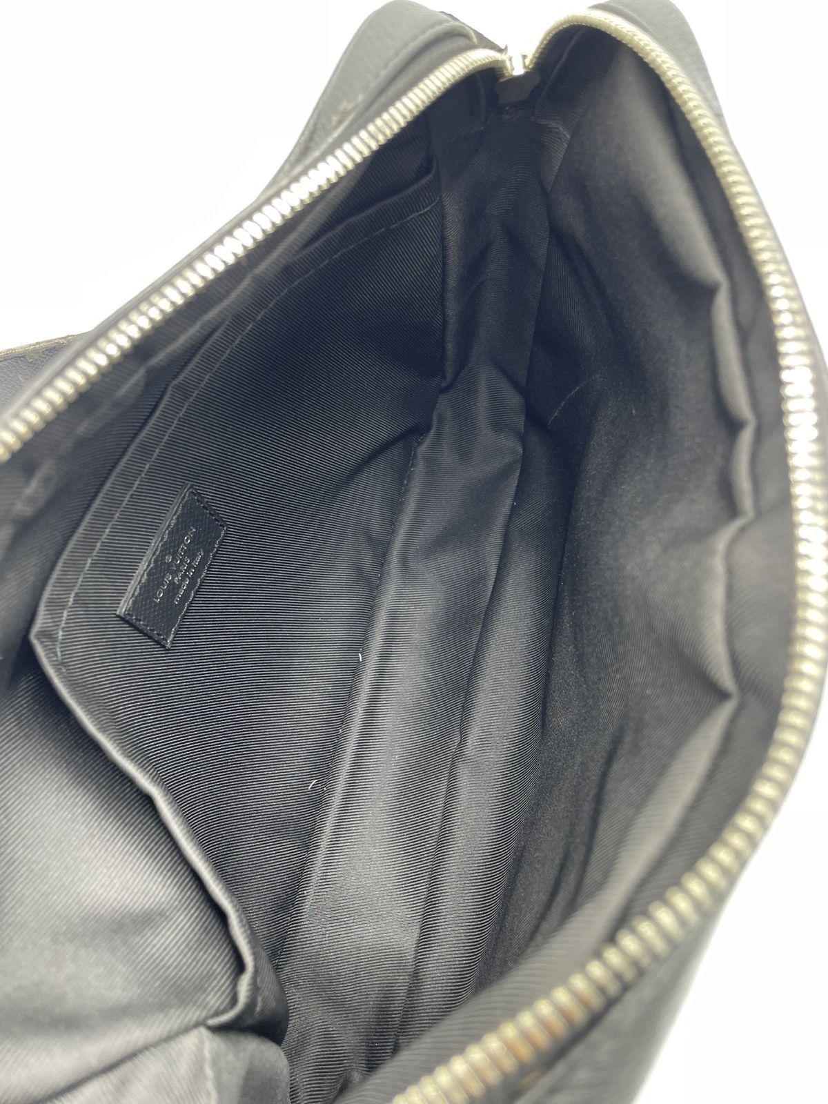 Louis Vuitton Taiga Monogram Eclipse Outdoor Messenger Black Size ONE SIZE - 16 Thumbnail