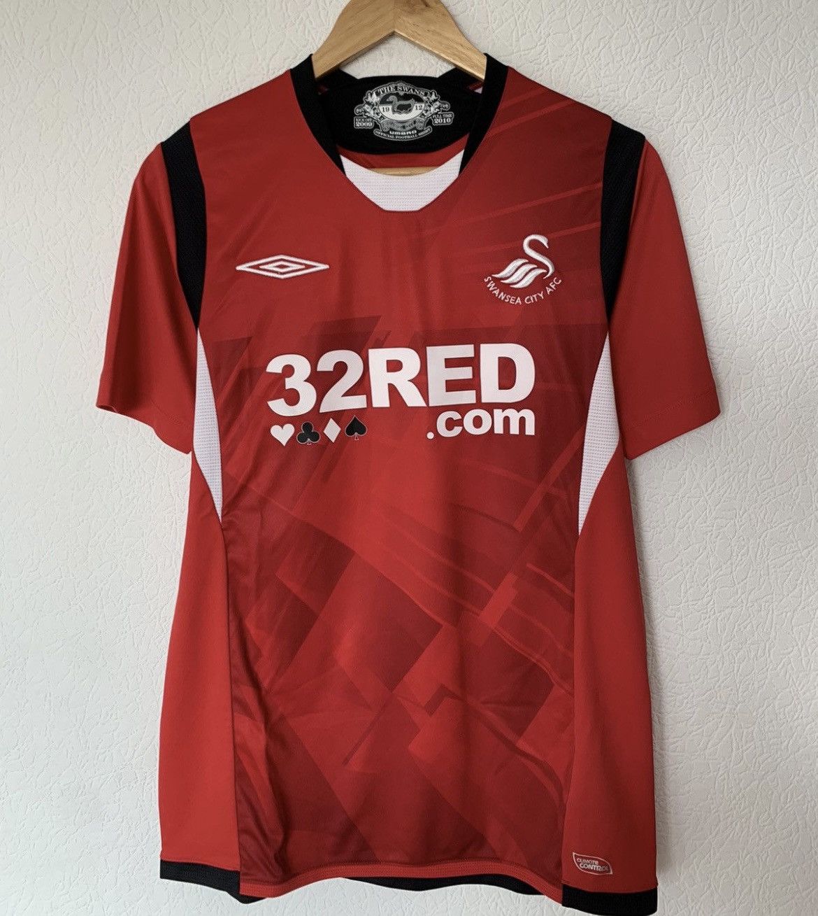 Umbro SWANSEA CITY UMBRO 2009/2010 AWAY KIT SOCCER JERSEY 32RED Size US S / EU 44-46 / 1 - 1 Thumbnail