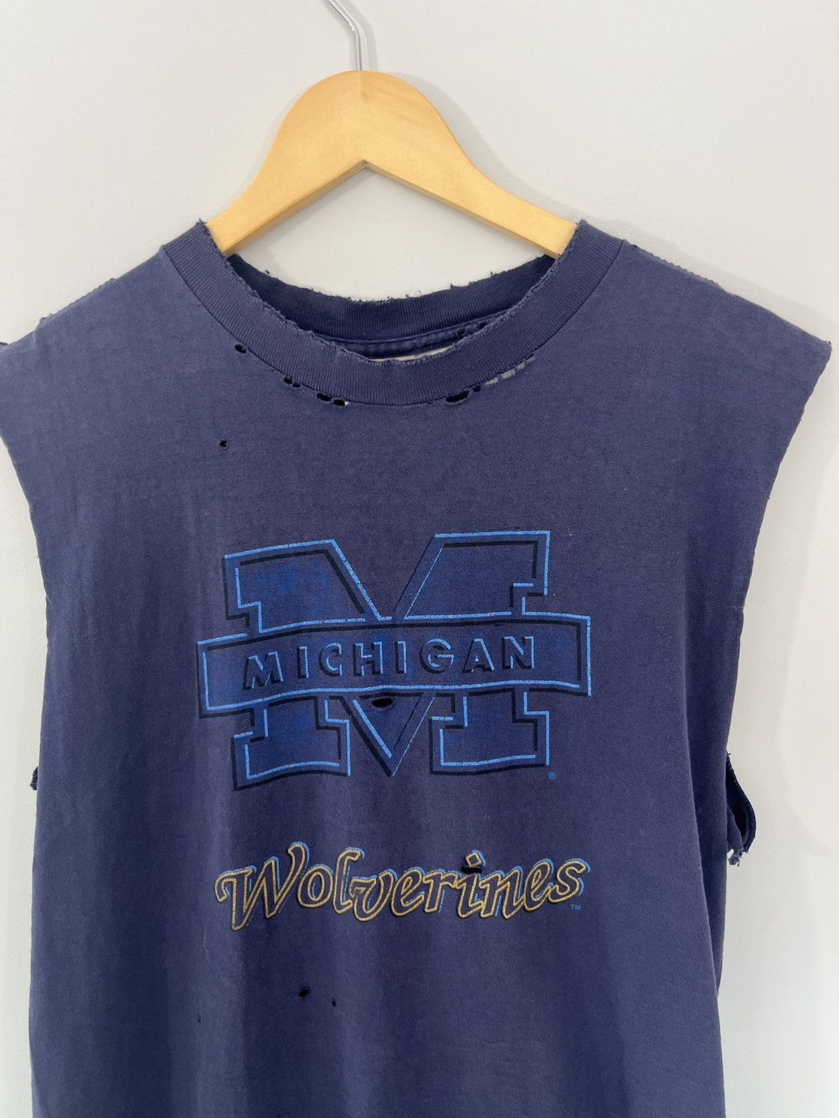 Vintage Thrashed Michigan Wolverines Cut Off College Tee Size US L / EU 52-54 / 3 - 2 Thumbnail