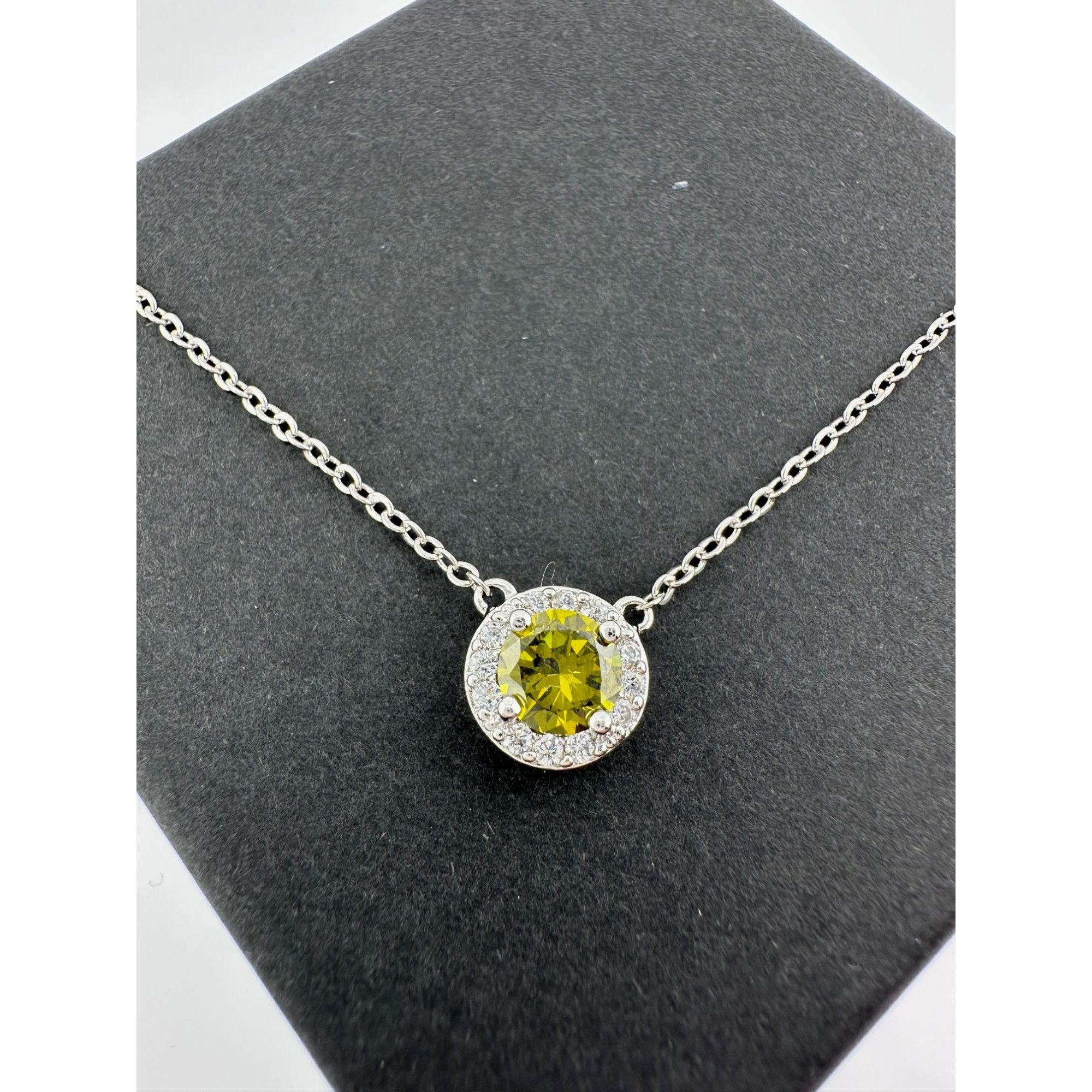 Other Beautiful Green Peridot & White Topaz Round Halo Necklace an Size ONE SIZE - 21 Thumbnail