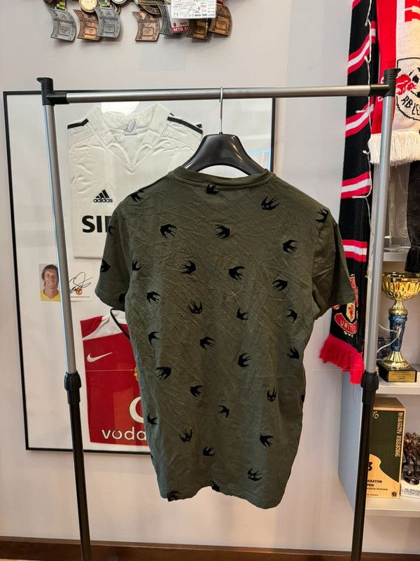 Alexander McQueen MCQ Alexander Mcqueen Printed Flocked Swalow Khaki Tee M Size US M / EU 48-50 / 2 - 2 Thumbnail