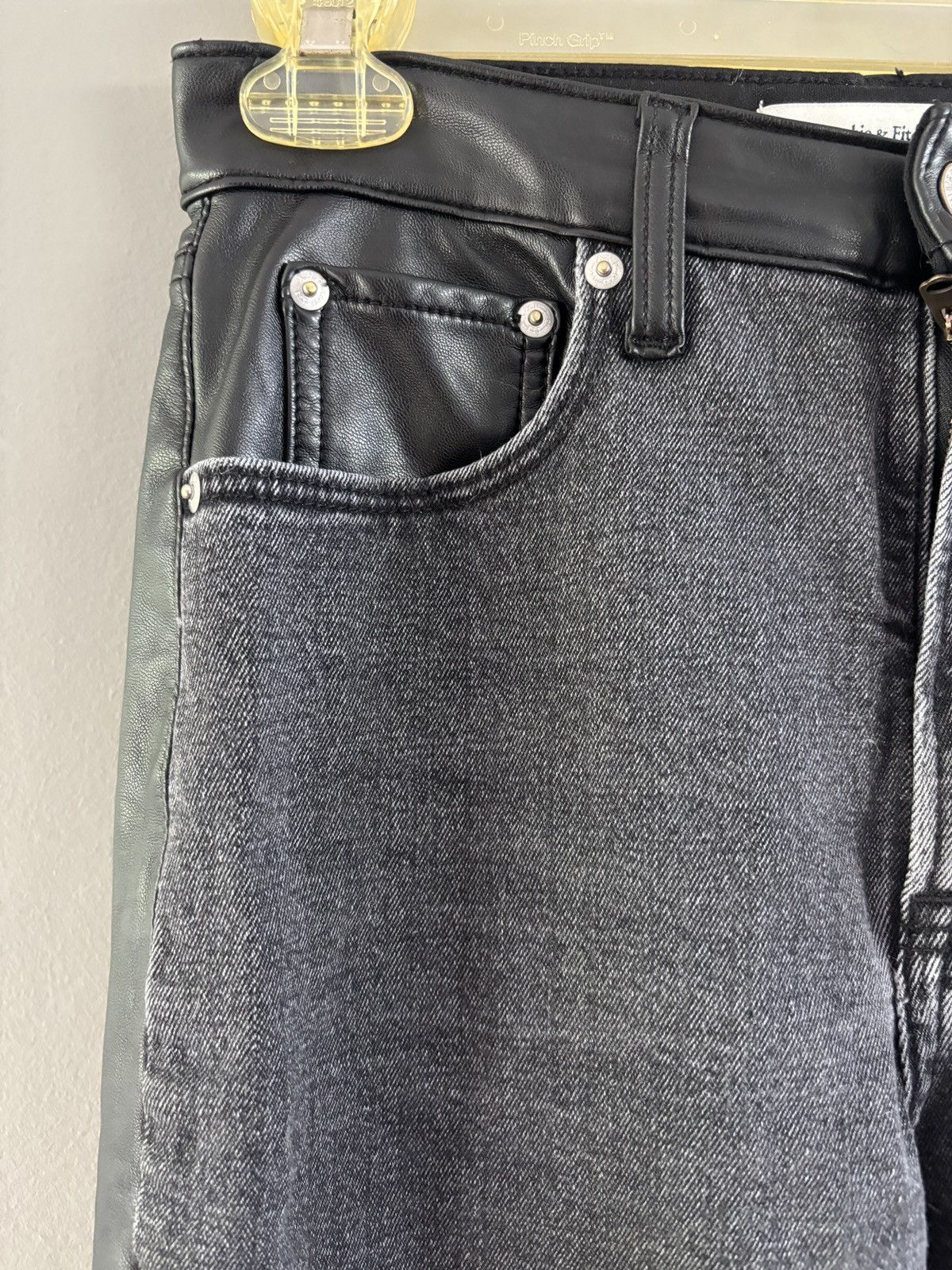 Abercrombie & Fitch Abercrombie & Fitch Ultra High Rise Jeans Vegan Leather Size 27" / US 4 / IT 40 - 5 Thumbnail