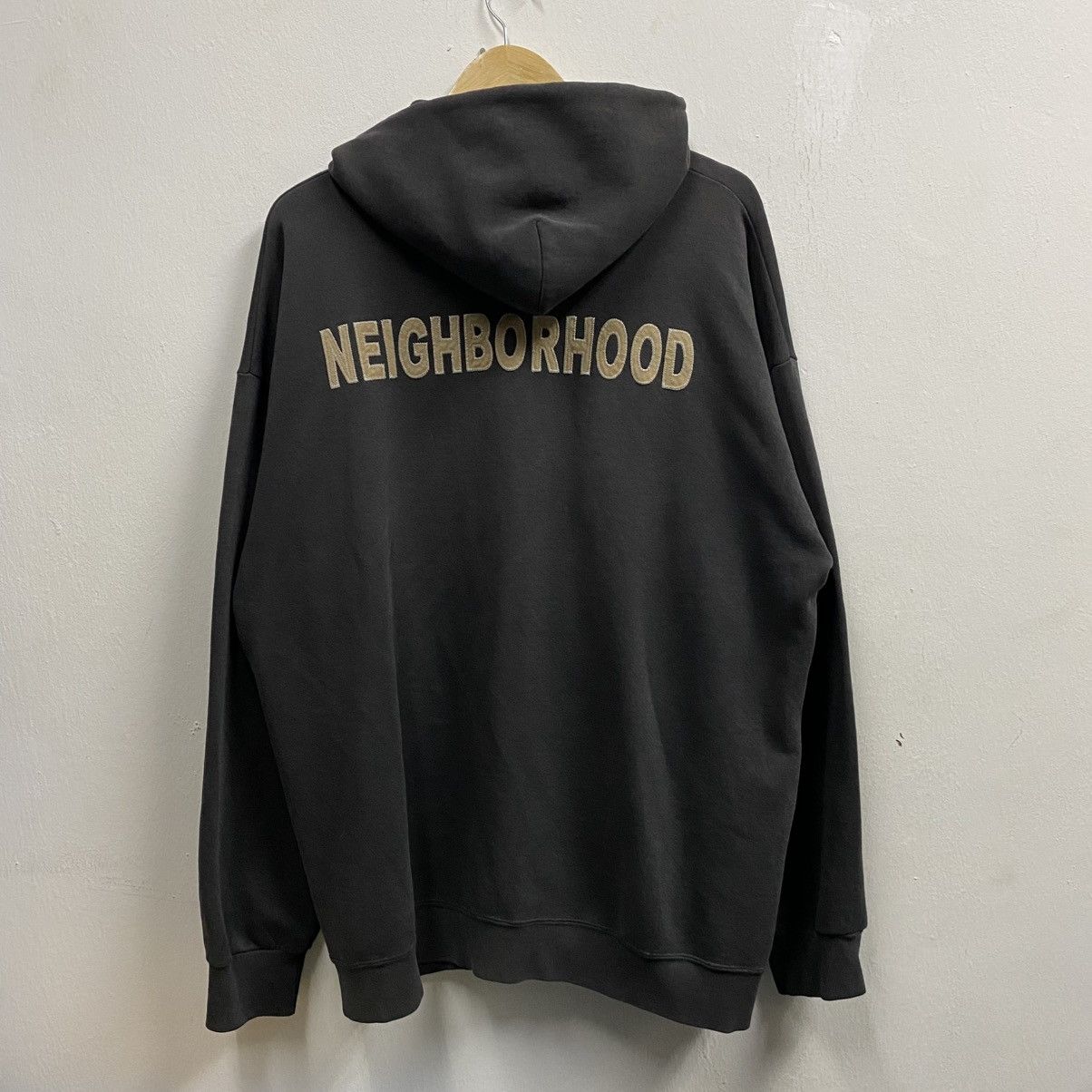 Neighborhood VINTAGE 90s NEIGHBORHOOD Gold Spellout Logo Zipper Hoodie Size US XL / EU 56 / 4 - 2 Thumbnail
