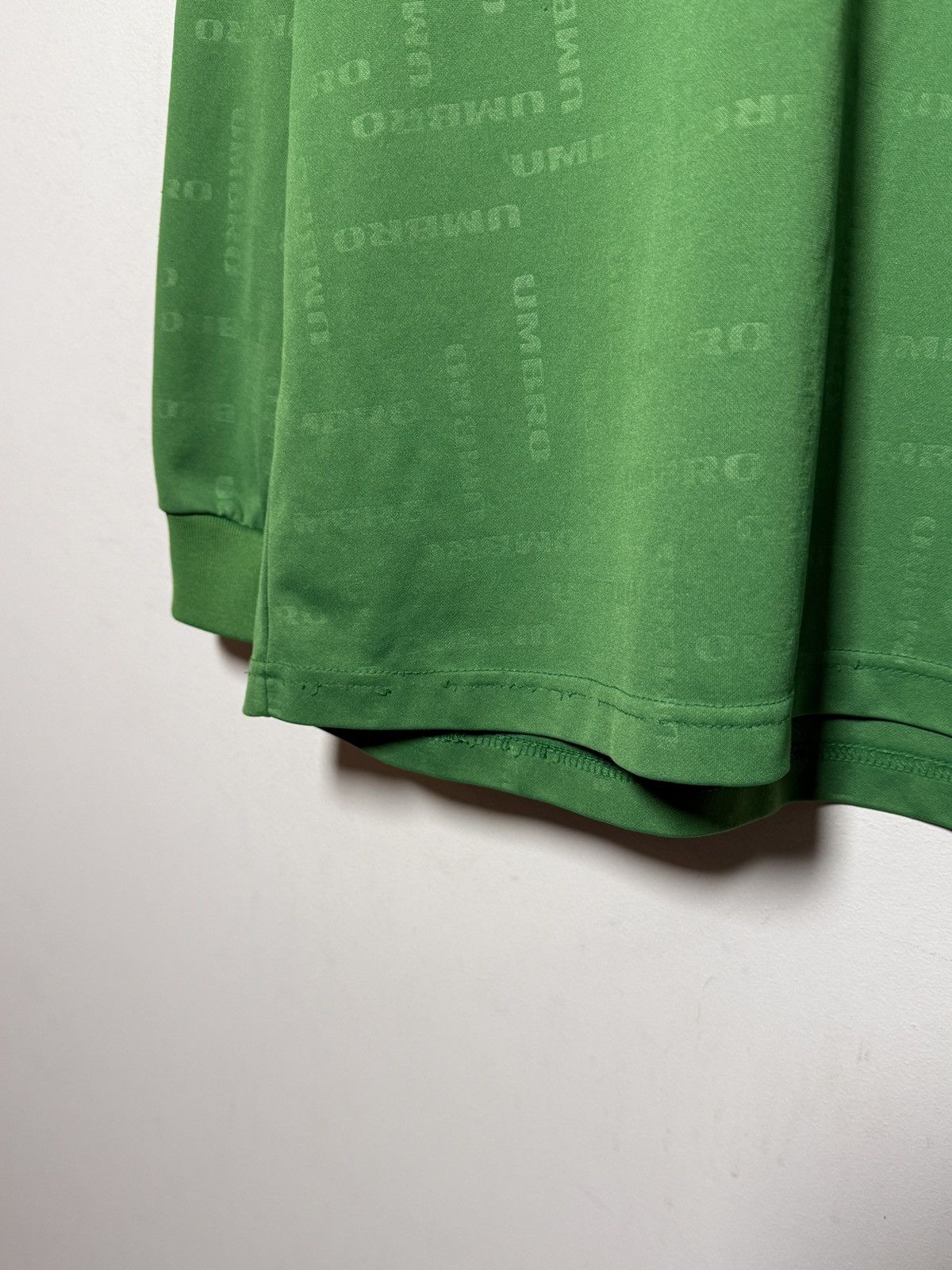 Umbro Umbro long sleeve football jersey in a vivid green tone. Size US L / EU 52-54 / 3 - 4 Thumbnail