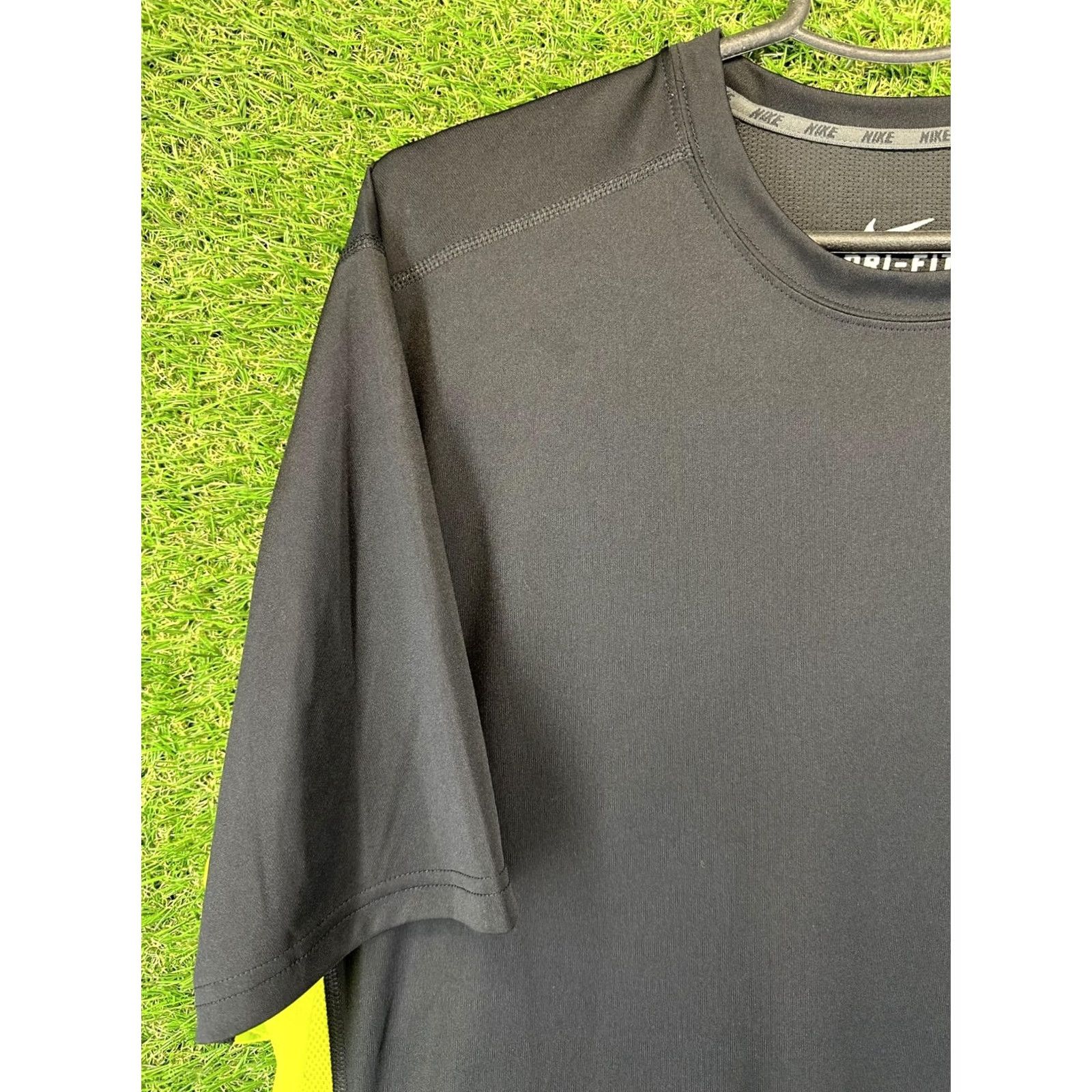 Nike NIKE TRAINING SHIRT MENS XL T-SHIRT RUNNING 100% POLYESTER BLACK GREEN Slim Fit Short Sleeve Sports Jersey Size US XL / EU 56 / 4 - 4 Thumbnail