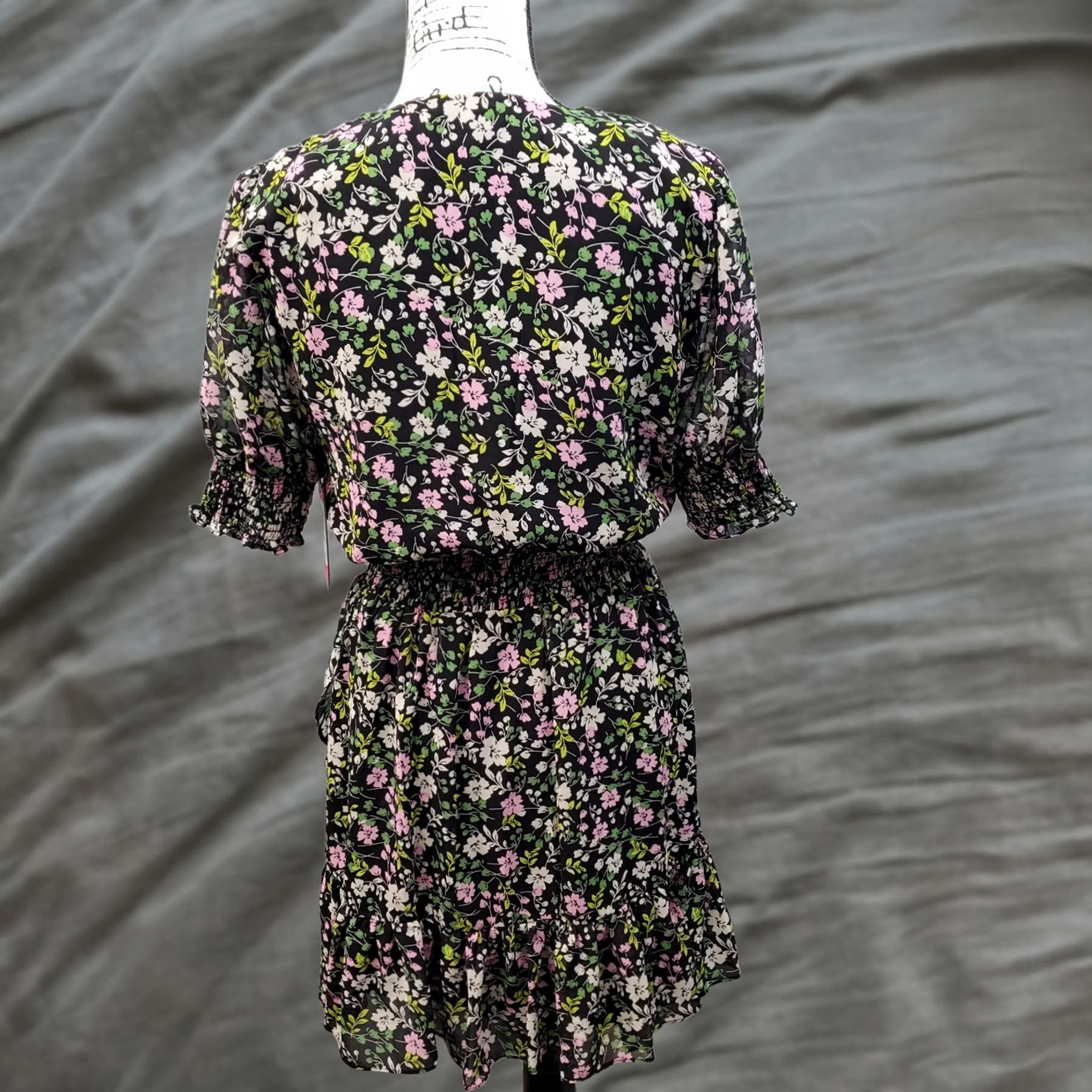 Vince Camuto Vince Camuto Fit & Flare Dress Women XS Multi Floral Smocked Waist Surplice Neck Size XS / US 0-2 / IT 36-38 - 1 Thumbnail