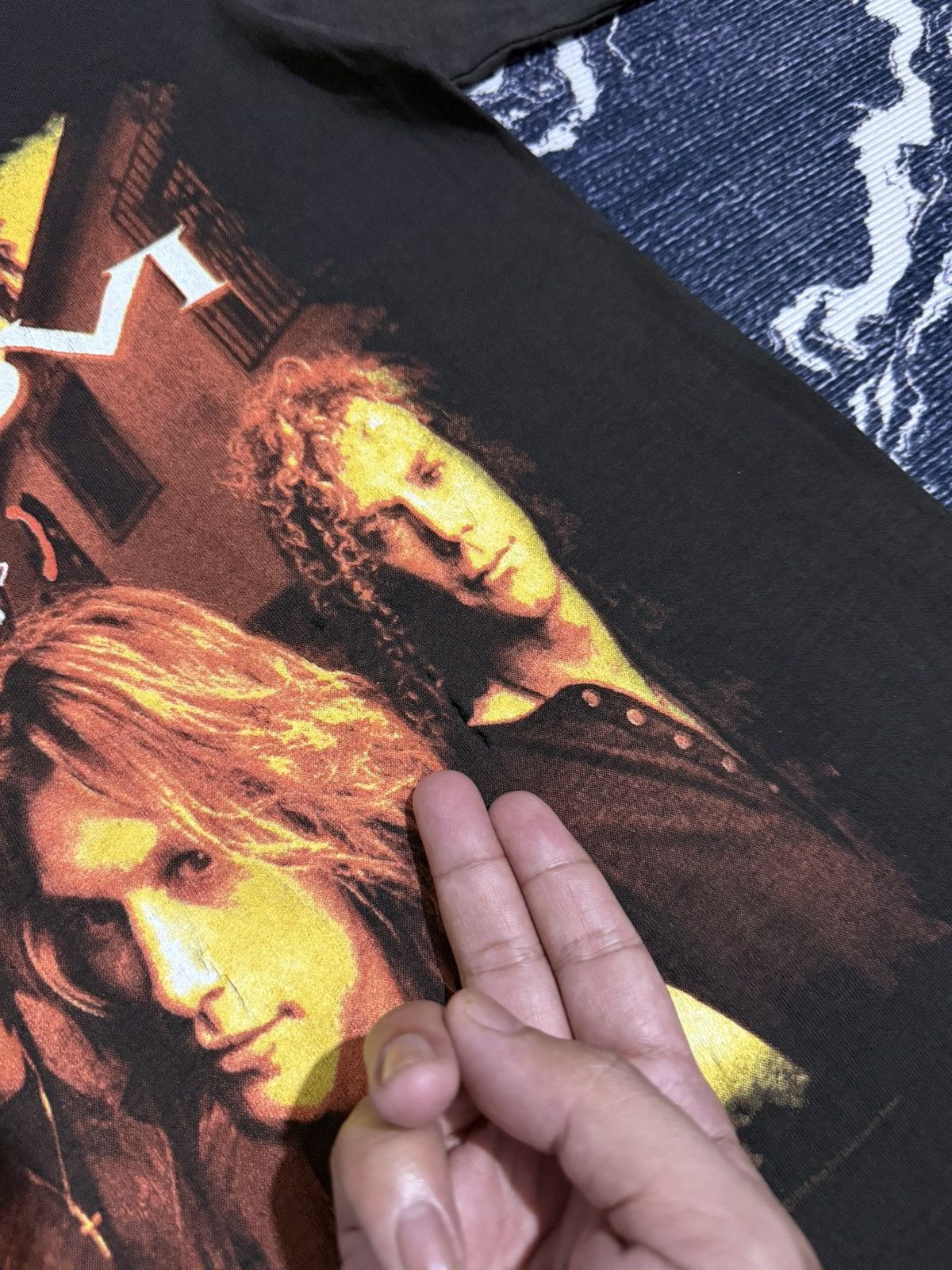 Band Tees Vintage bonjovi 1995 these days tour tshirt Size US M / EU 48-50 / 2 - 10 Thumbnail