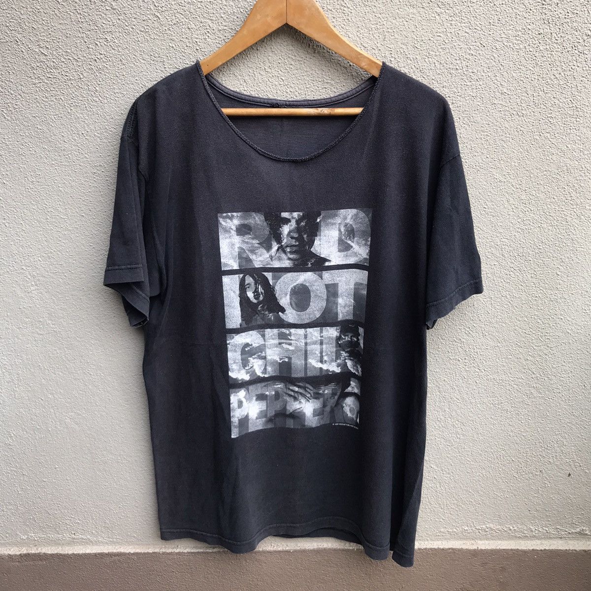 Band Tees Vintage RED HOT CHILI PEPPERS band tee Size US L / EU 52-54 / 3 - 1 Thumbnail