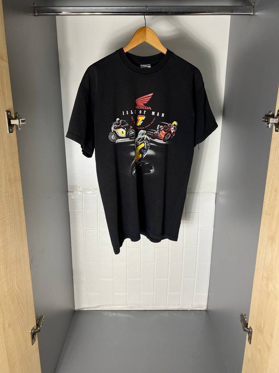 NASCAR VINTAGE HONDA ISLE OF MAN MOTORCYCLE T-SHIRT RACING Y2K 90s Size US L / EU 52-54 / 3 - 4 Thumbnail