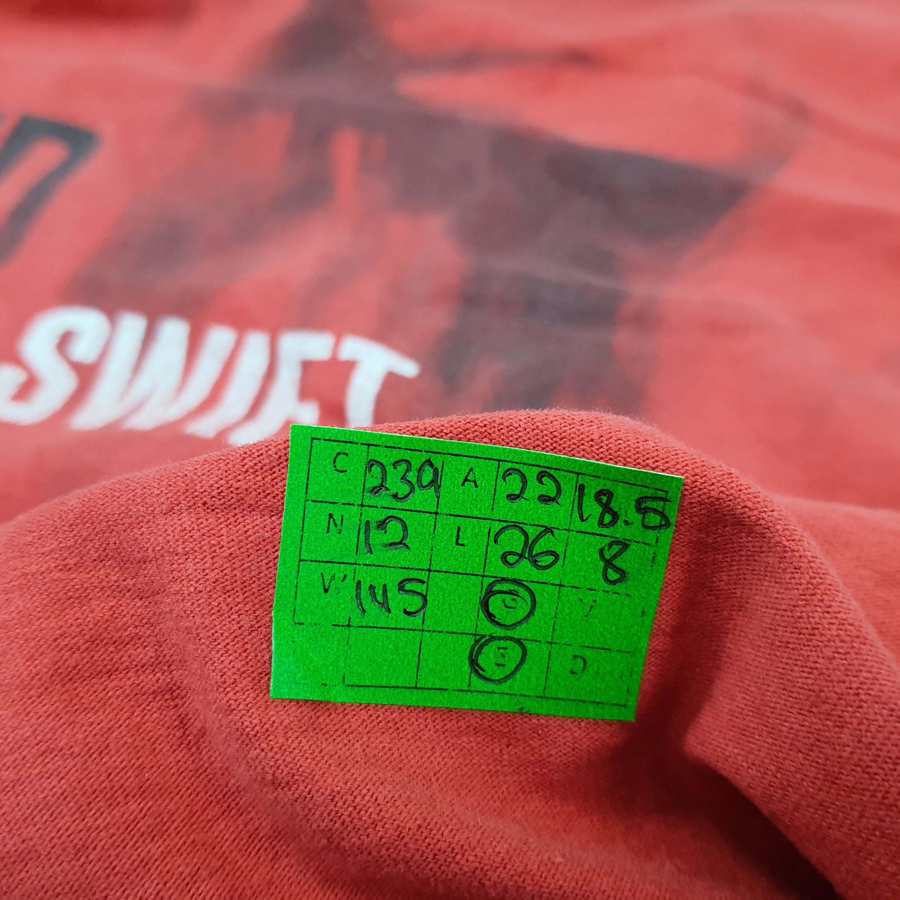 Band Tees Vintage Taylor Swift Red Tour Tshirt C239N12 Size US L / EU 52-54 / 3 - 6 Thumbnail