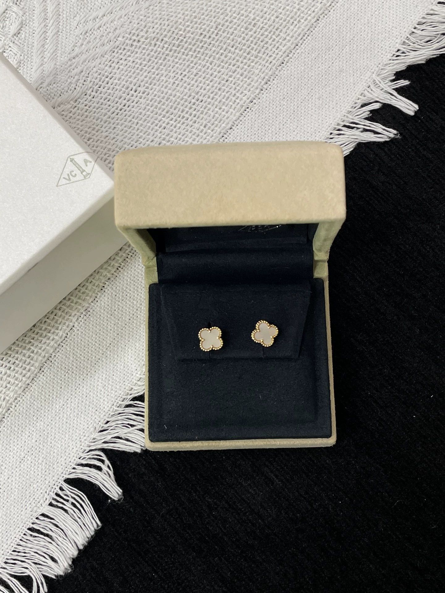 Van Cleef & Arpels VCA White Mother-of-Pearl Clover Small Earrings with Box JE Size ONE SIZE - 1 Thumbnail