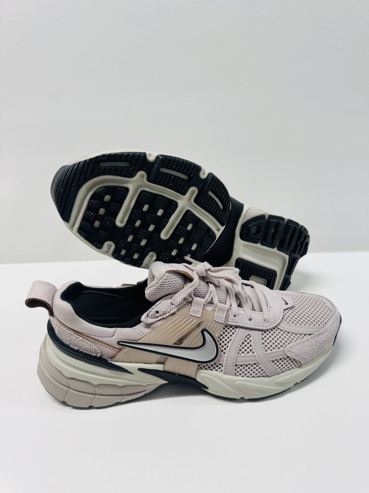 Nike Nike V2K Run Platinum Violet/Chrome-Light Bone-Black Size US 9.5 / IT 39.5 - 1 Thumbnail