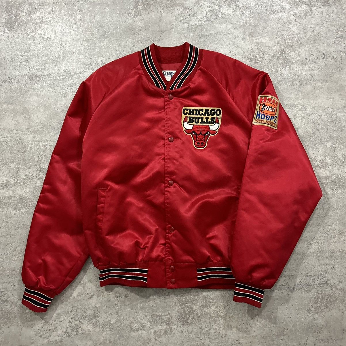 Chalk Line × NBA × Vintage VTG 90s NBA CHICAGO BULLS SATIN BOMBER JACKET SPELL OUT Size US XL / EU 56 / 4 - 2 Thumbnail