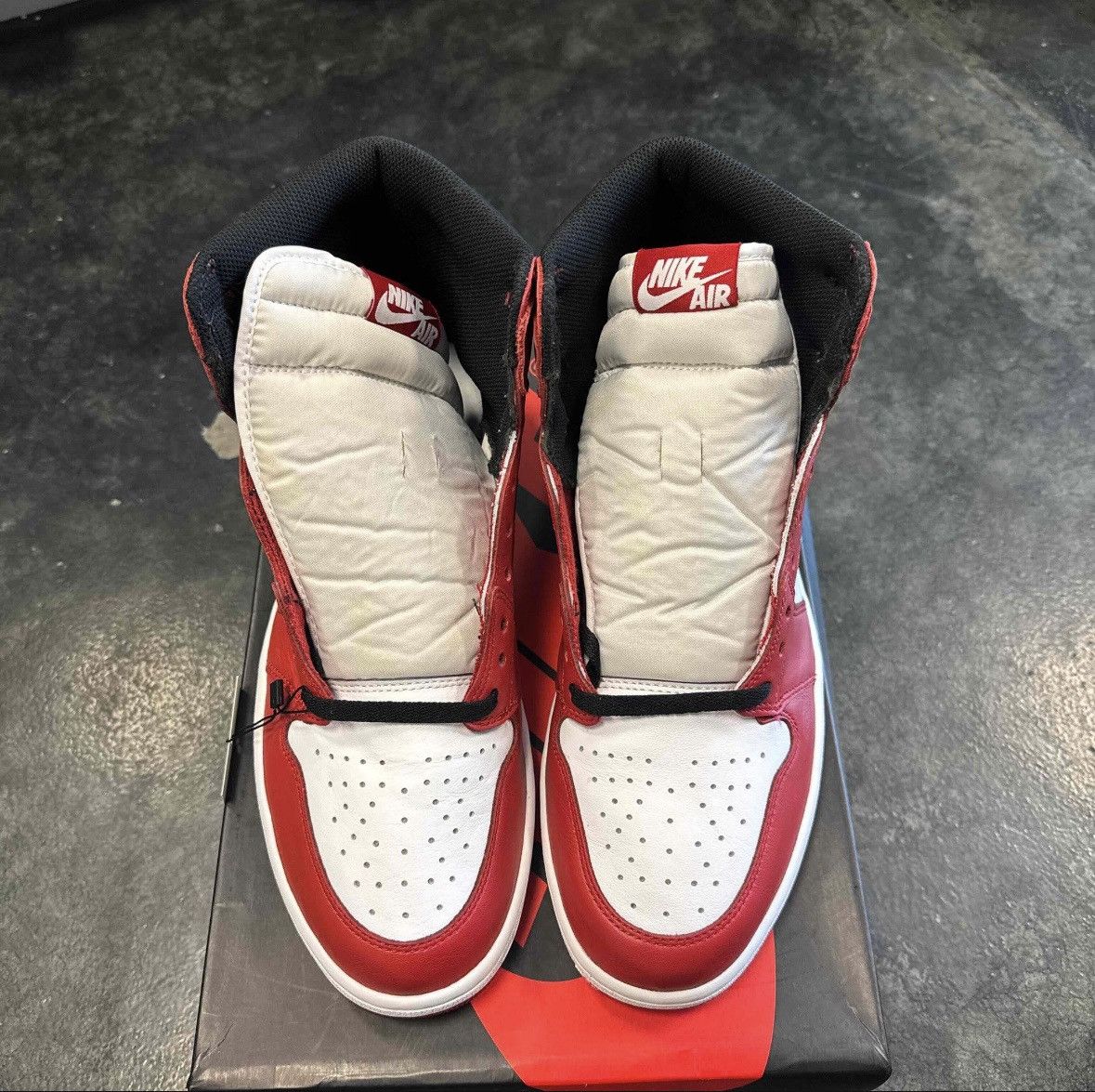 Nike Jordan 1 High Chicago (2015) Size US 13 / EU 46 - 3 Thumbnail