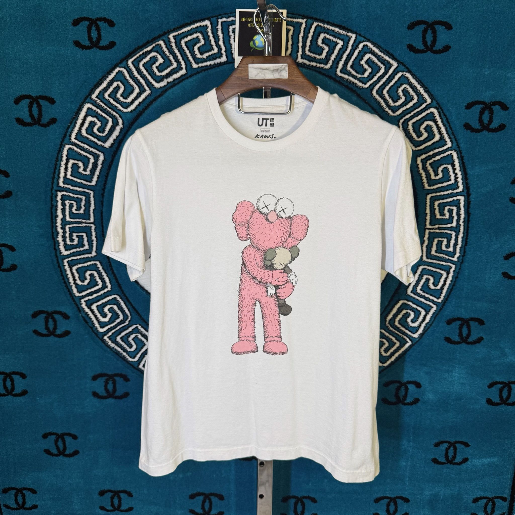 Kaws × Uniqlo KAWS HUG MOTIF S/S T SHIRT Size US L / EU 52-54 / 3 - 1 Preview