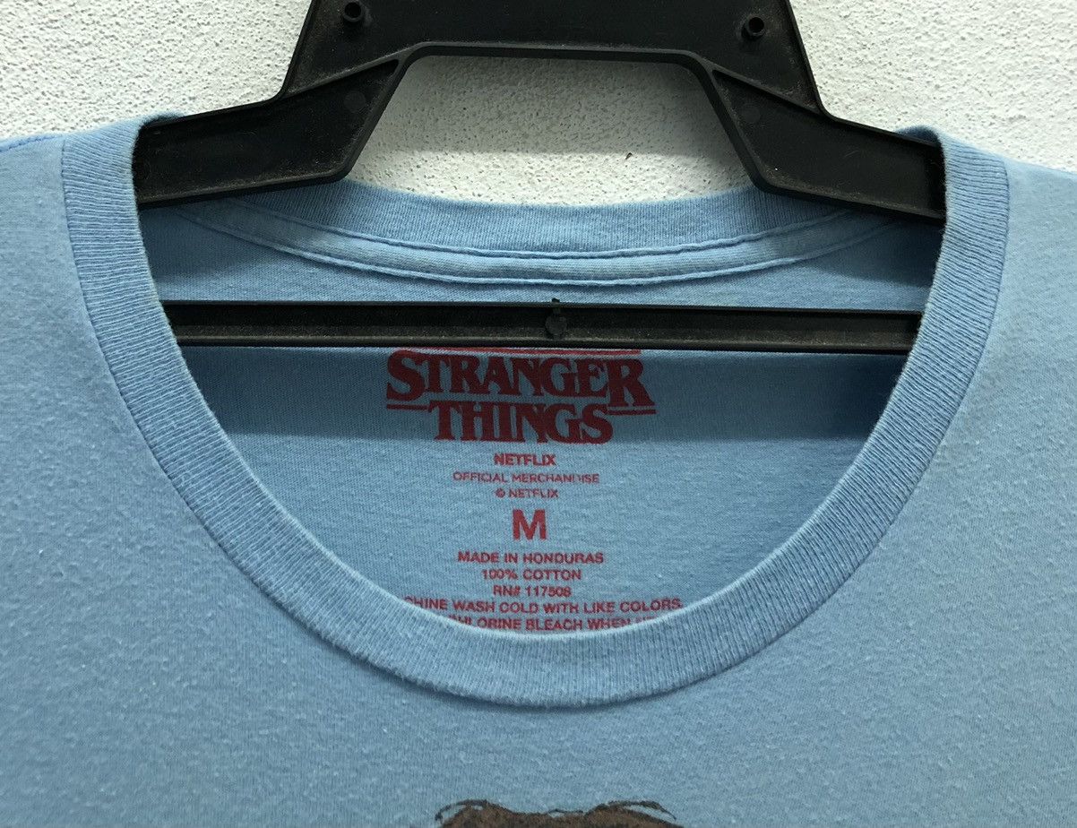 Vintage Official Merchandise Netflix Stranger Things 2 T-Shirt Size US M / EU 48-50 / 2 - 4 Thumbnail