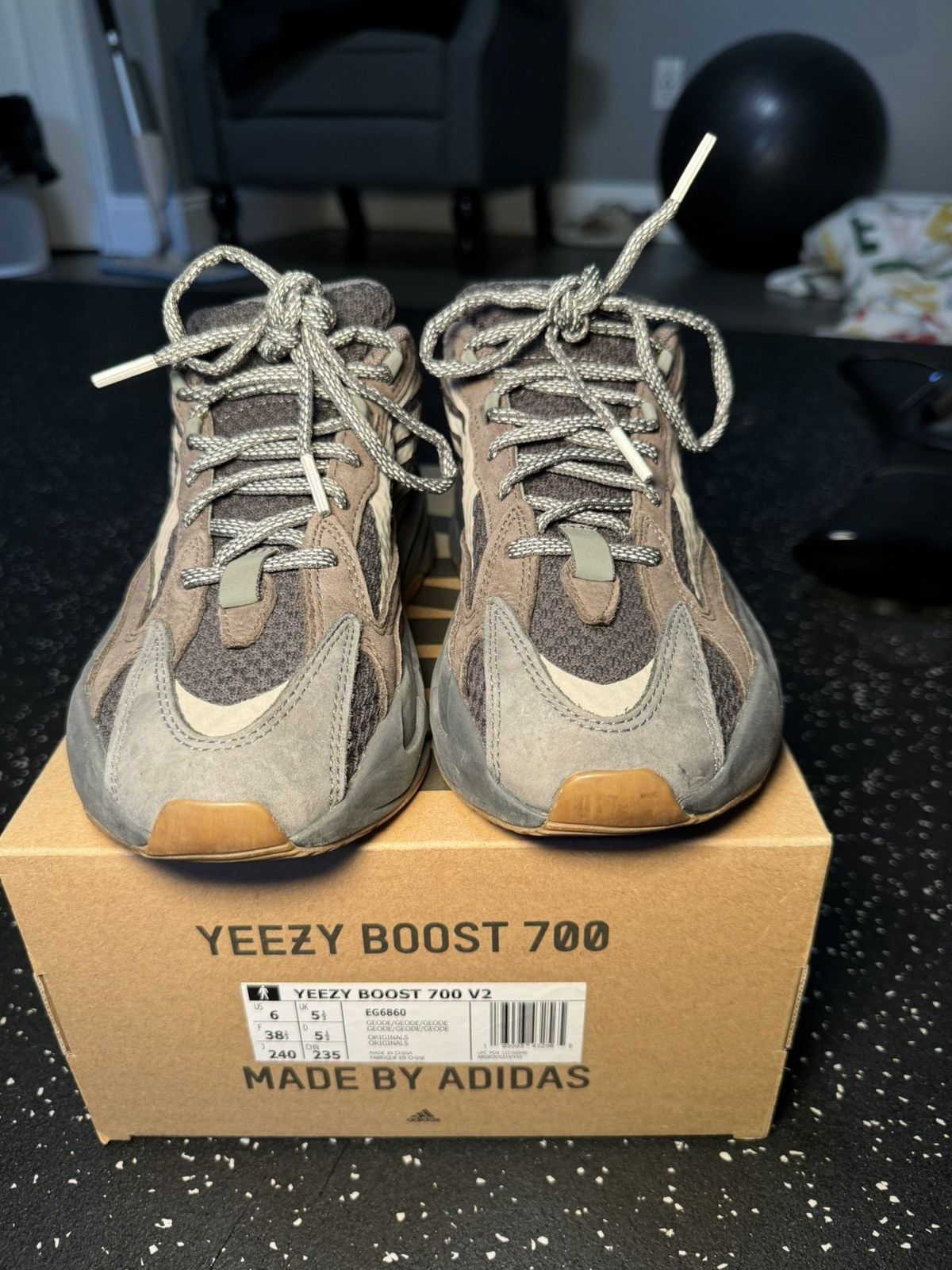Adidas × Yeezy adidas Yeezy Boost 700 V2 Geode Size US 6 / EU 39 - 2 Thumbnail