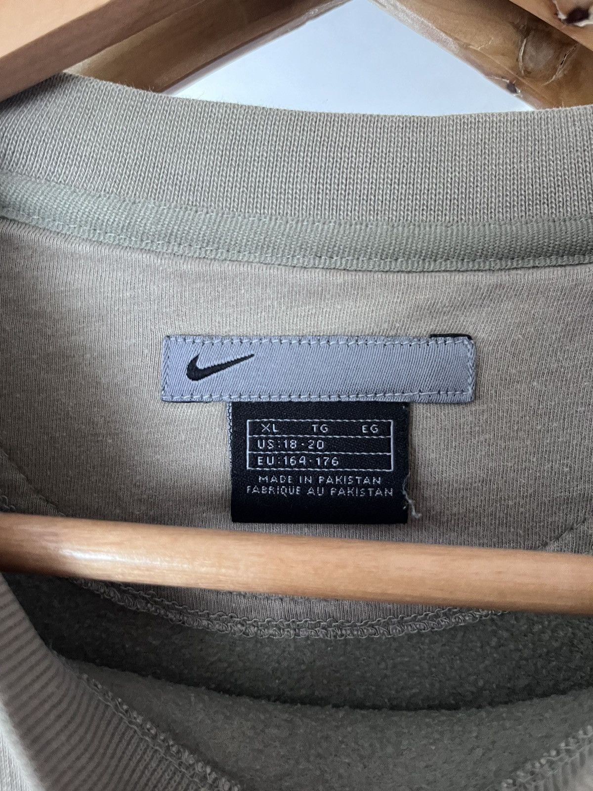 Nike Vintage NIKE Center Big Swoosh Embroidered Beige Sweatshirt Size US S / EU 44-46 / 1 - 8 Thumbnail