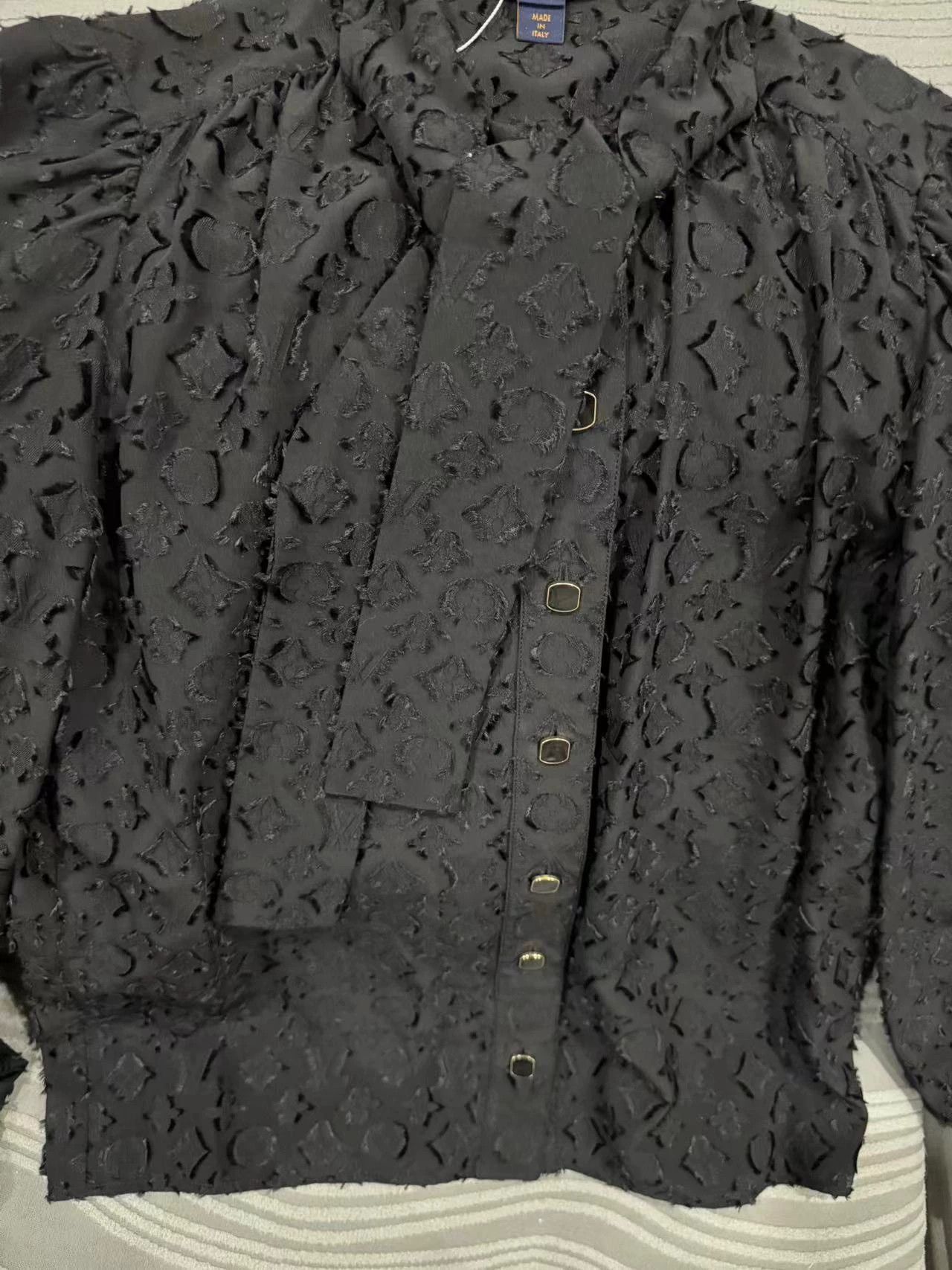 Louis Vuitton Lv Silk Shirt 36 MINT Collar Detachable Scarf Size XS / US 0-2 / IT 36-38 - 2 Thumbnail