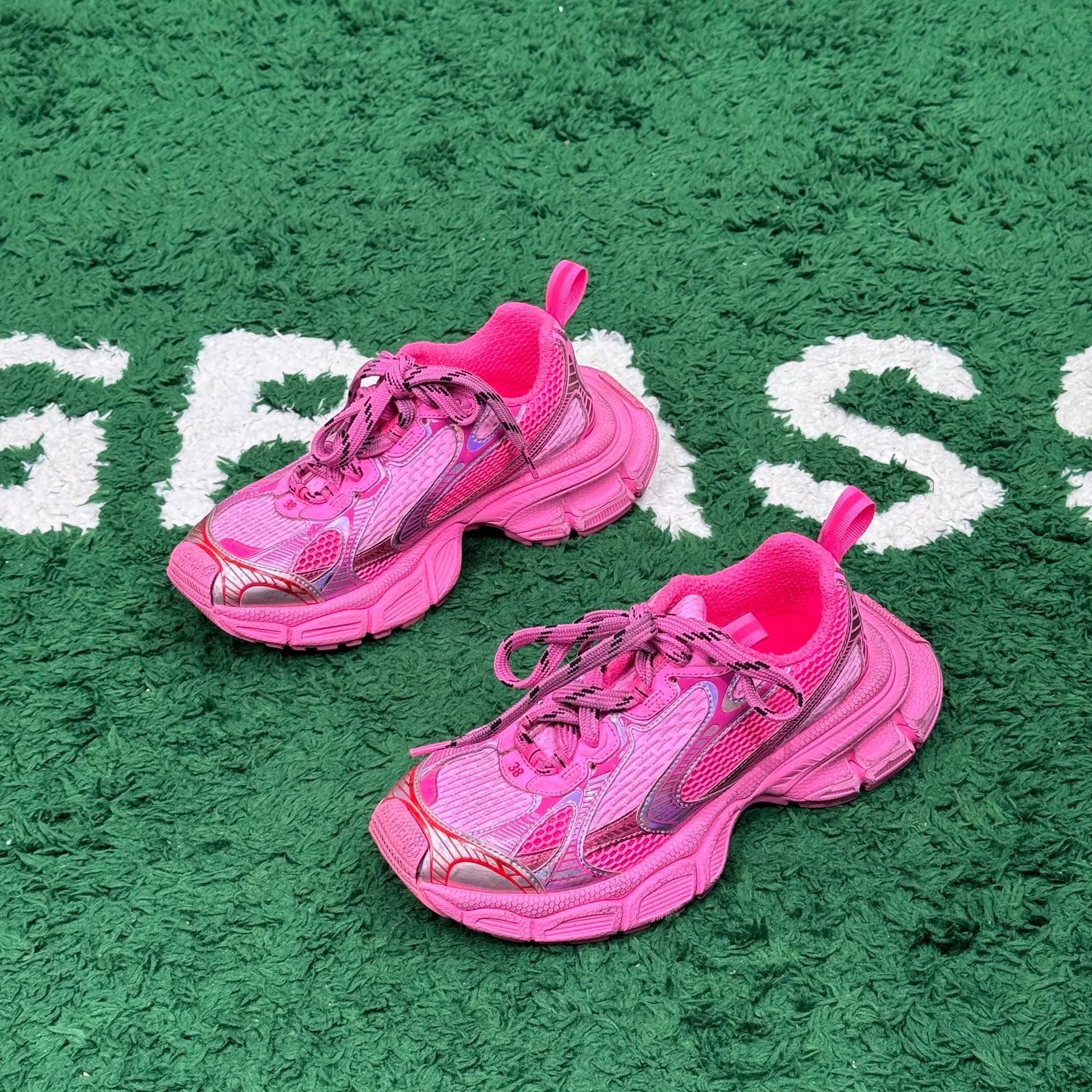 Balenciaga Balenciaga Pink Lowtop Sneakers us_8 Women Size US 8 / IT 38 - 1 Thumbnail