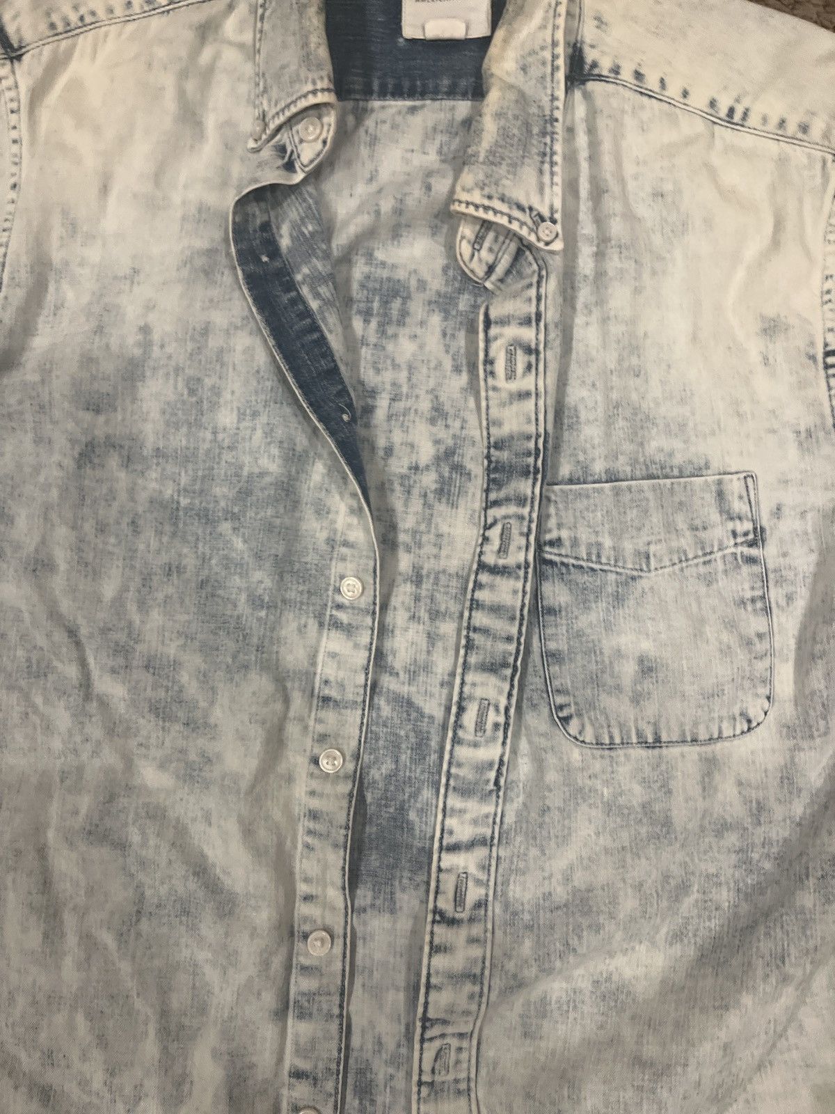 American Eagle Outfitters American Eagle Acid Wash Faded Denim Button Up Size US M / EU 48-50 / 2 - 2 Thumbnail