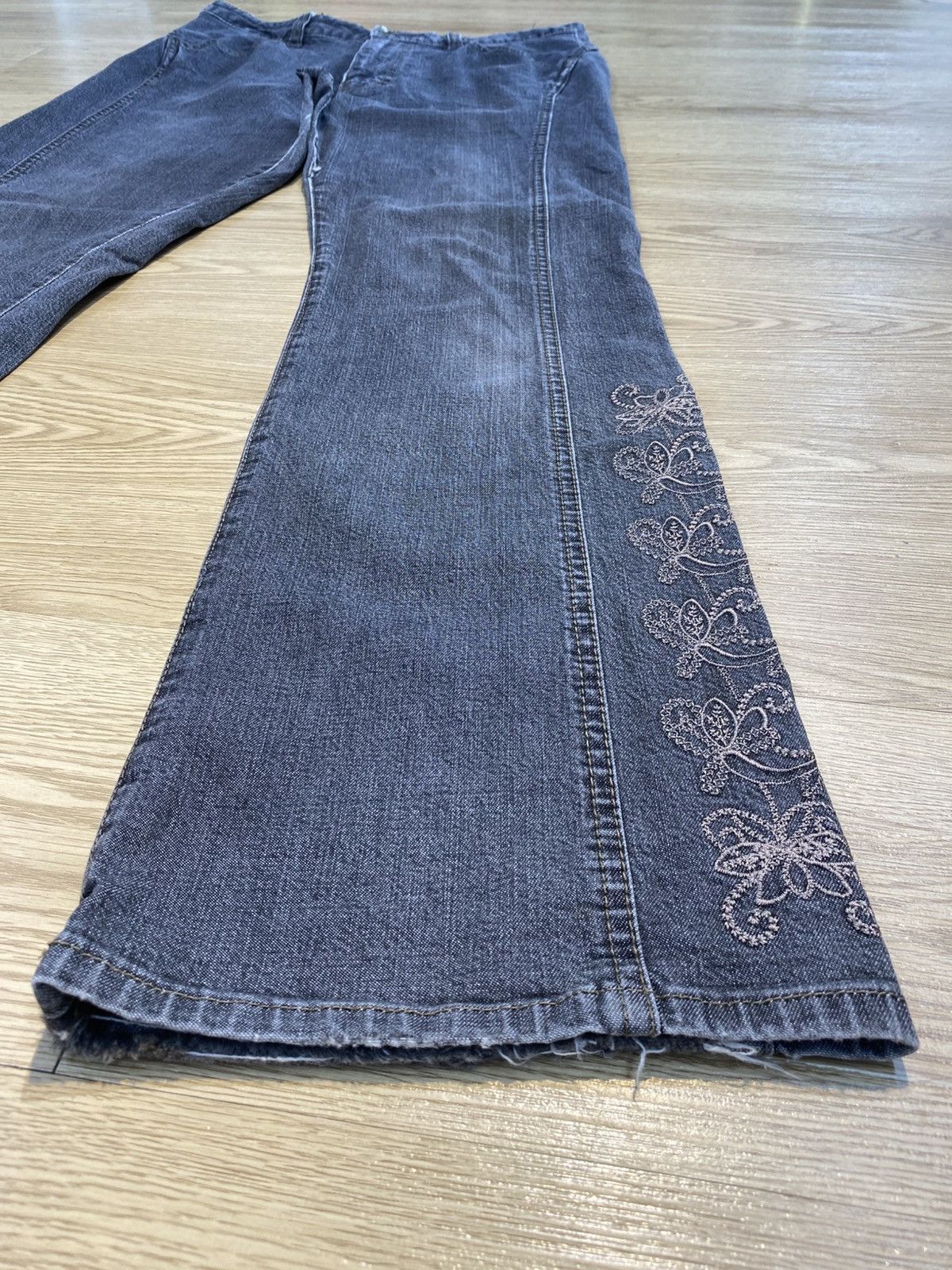 Japanese Brand Vintage Japanese Brand Embroidery Flaired Jeans Size US 29 - 6 Thumbnail