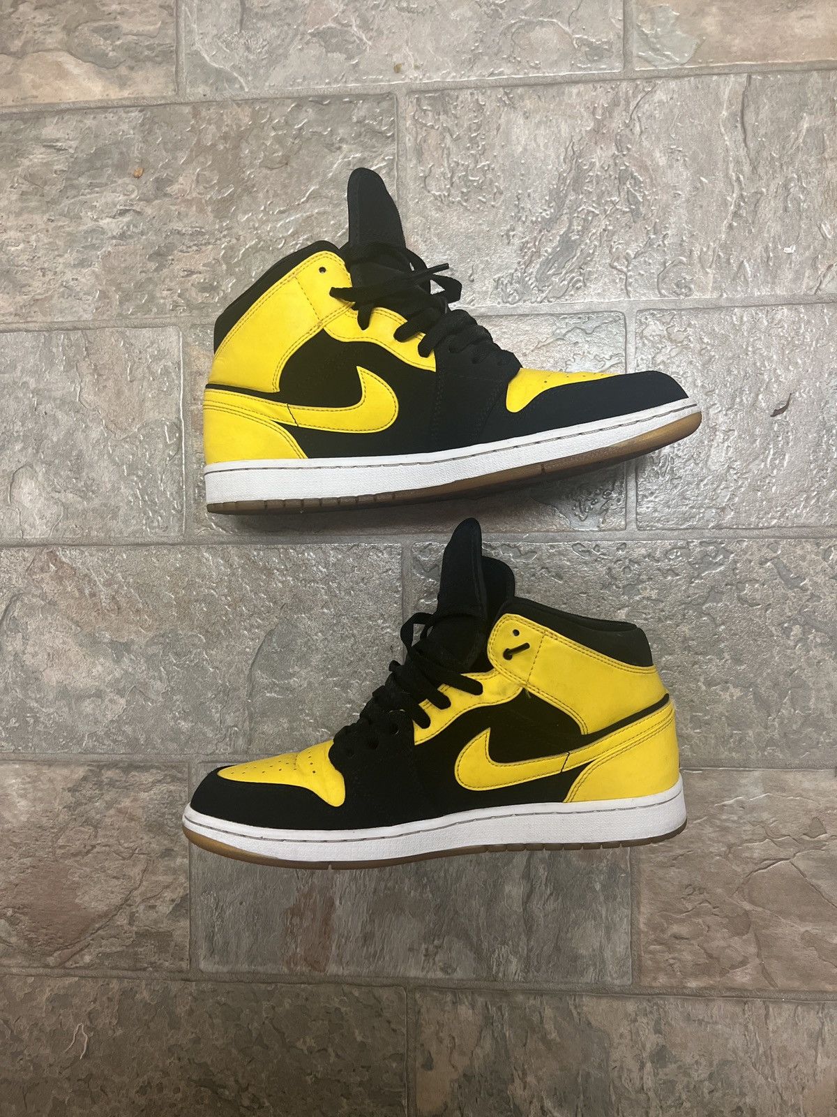 Jordan Brand Air Jordan 1s mid New Love Size US 11 / EU 44 - 1 Thumbnail