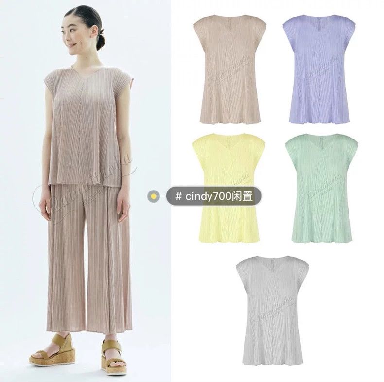 Issey Miyake Issey Miyake size:3 Light green pleated V-neck short-sleev Size XS / US 0-2 / IT 36-38 - 2 Thumbnail