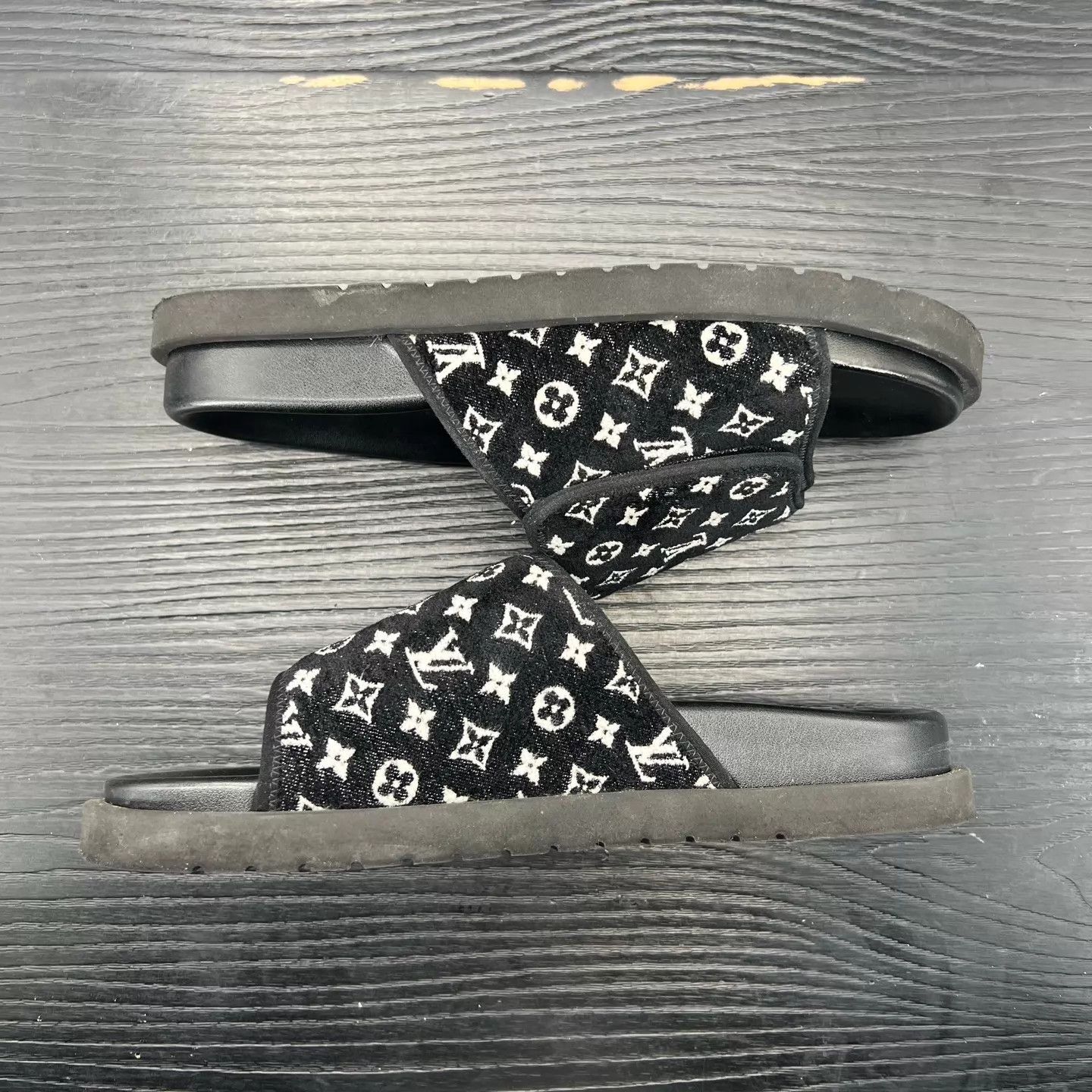Louis Vuitton LV Miami B&W Print 8/42 Repaired Left Inner Flaw Size US 9 / EU 42 - 2 Thumbnail