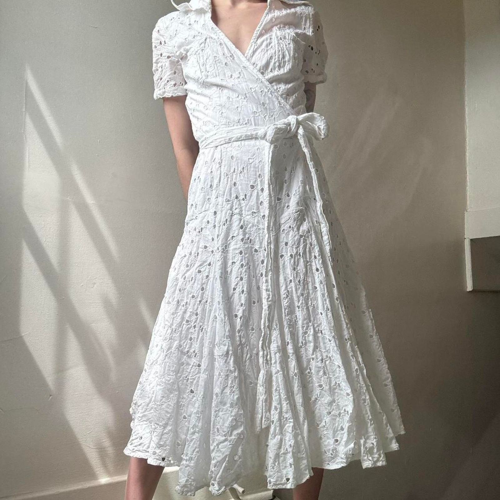 Diane von Furstenberg Diane von Furstenberg White Eyelet Wrap Dress 6 Cotton Size M / US 6-8 / IT 42-44 - 2 Thumbnail