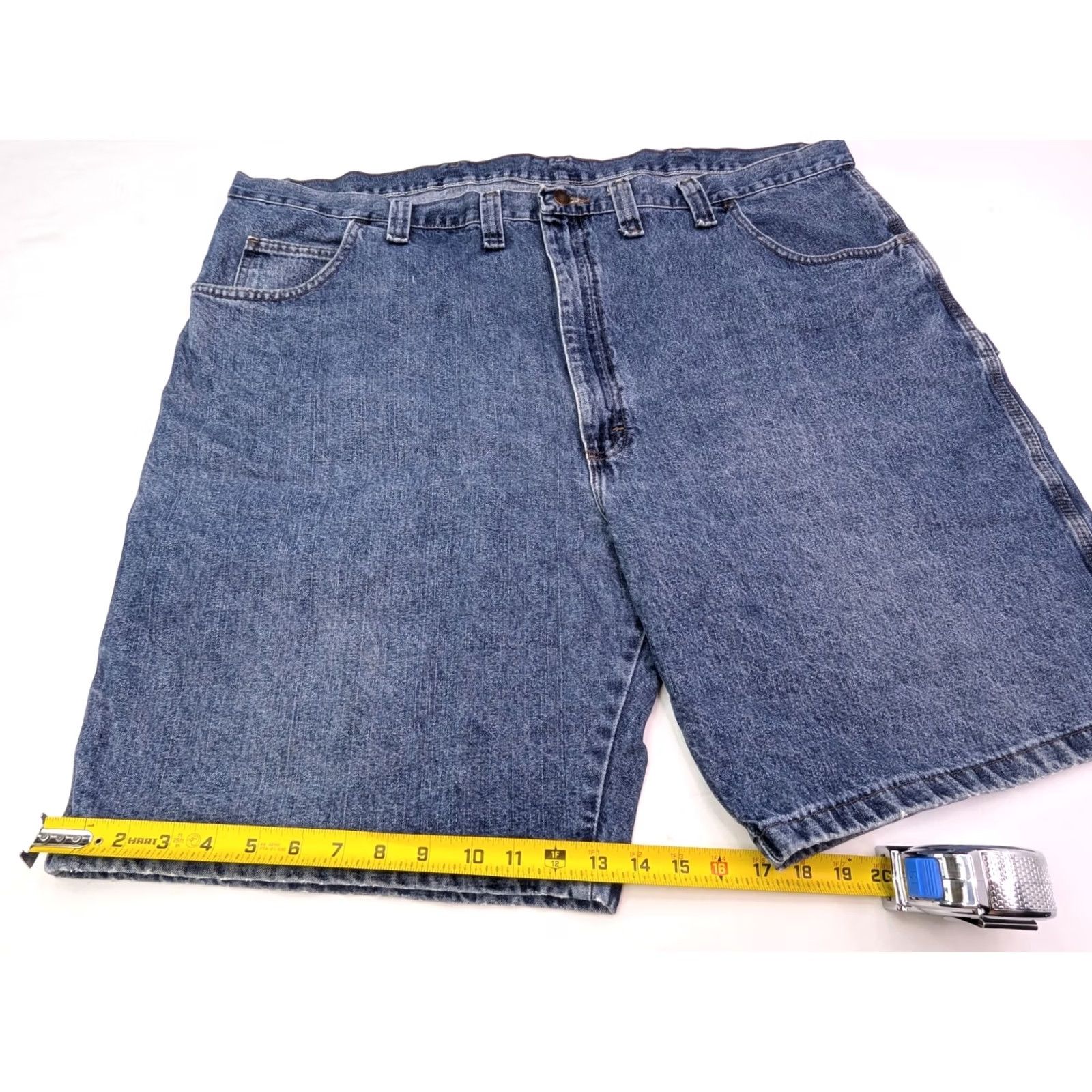 Wrangler Wrangler Men's Cargo Denim Shorts 48 Reg 10" Inseam Blue 100% Cotton Front Zip Button Pockets Cargo Style Belt Loops Vintage: No Size US 32 / EU 48 - 2 Thumbnail