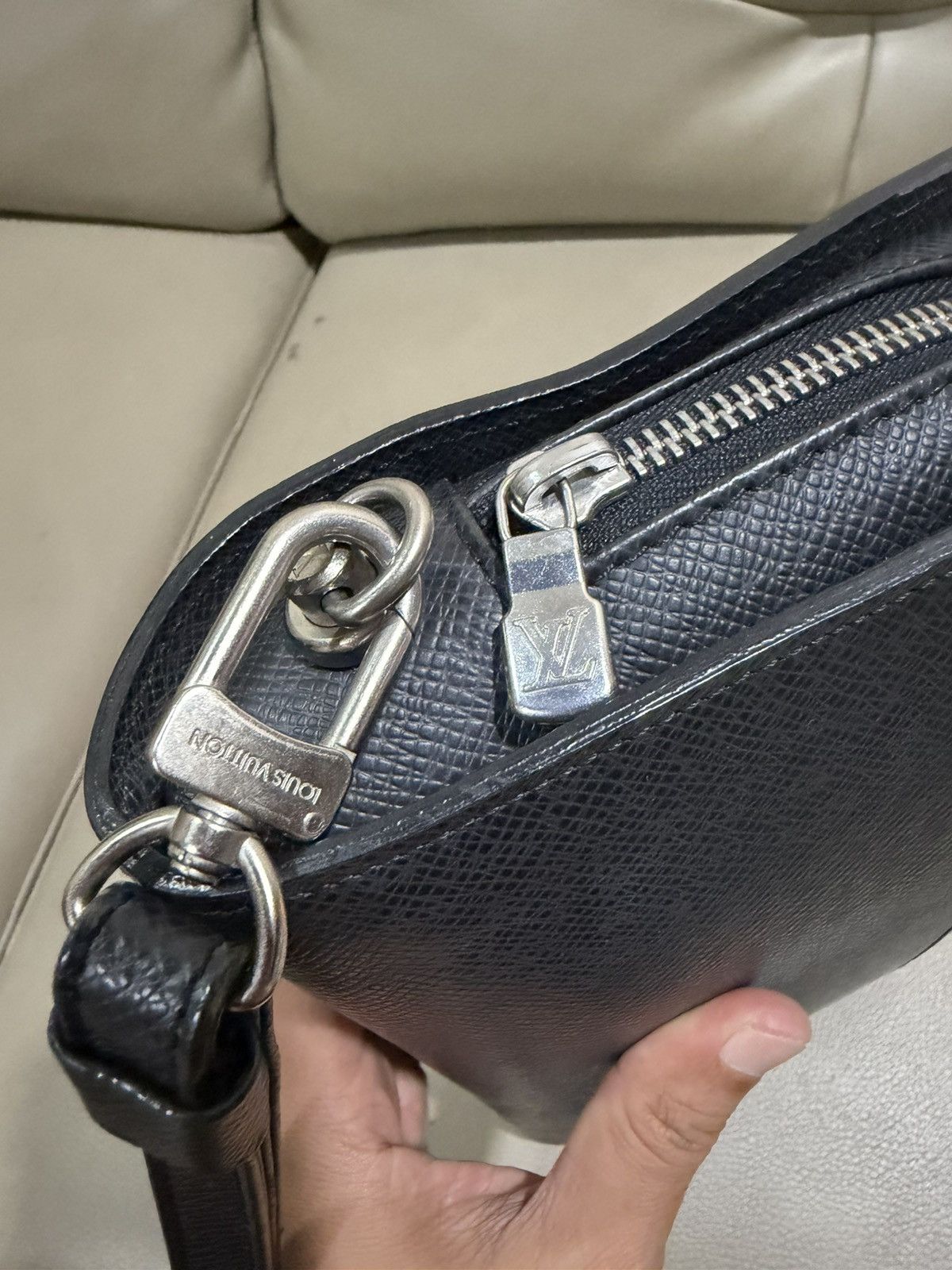 Louis Vuitton Authentic Louis Vuitton Taiga Black Clutch Size ONE SIZE - 11 Thumbnail