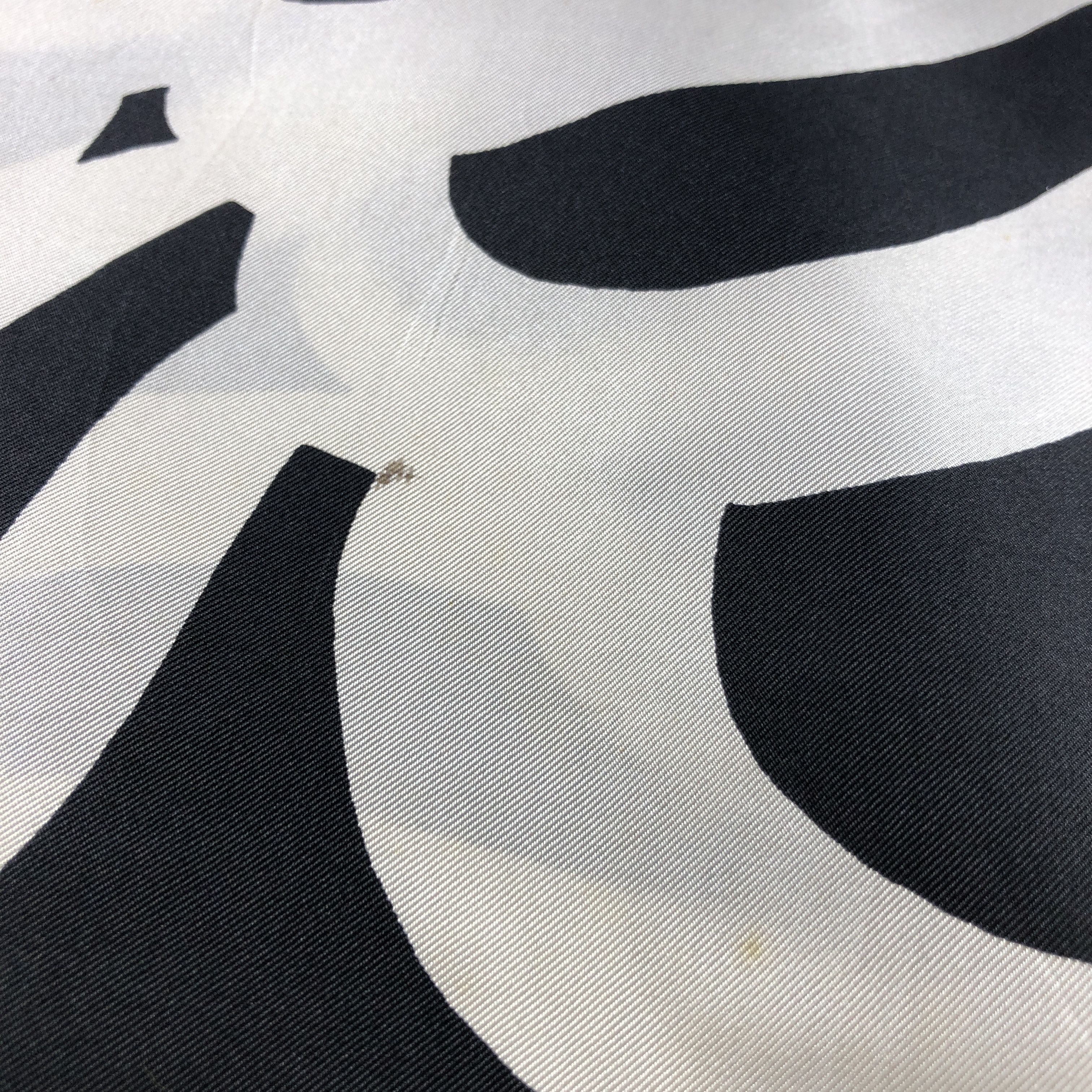 Japanese Brand Luxury Abstract Hand Rolled Silk Scarf M1084 Size ONE SIZE - 9 Thumbnail