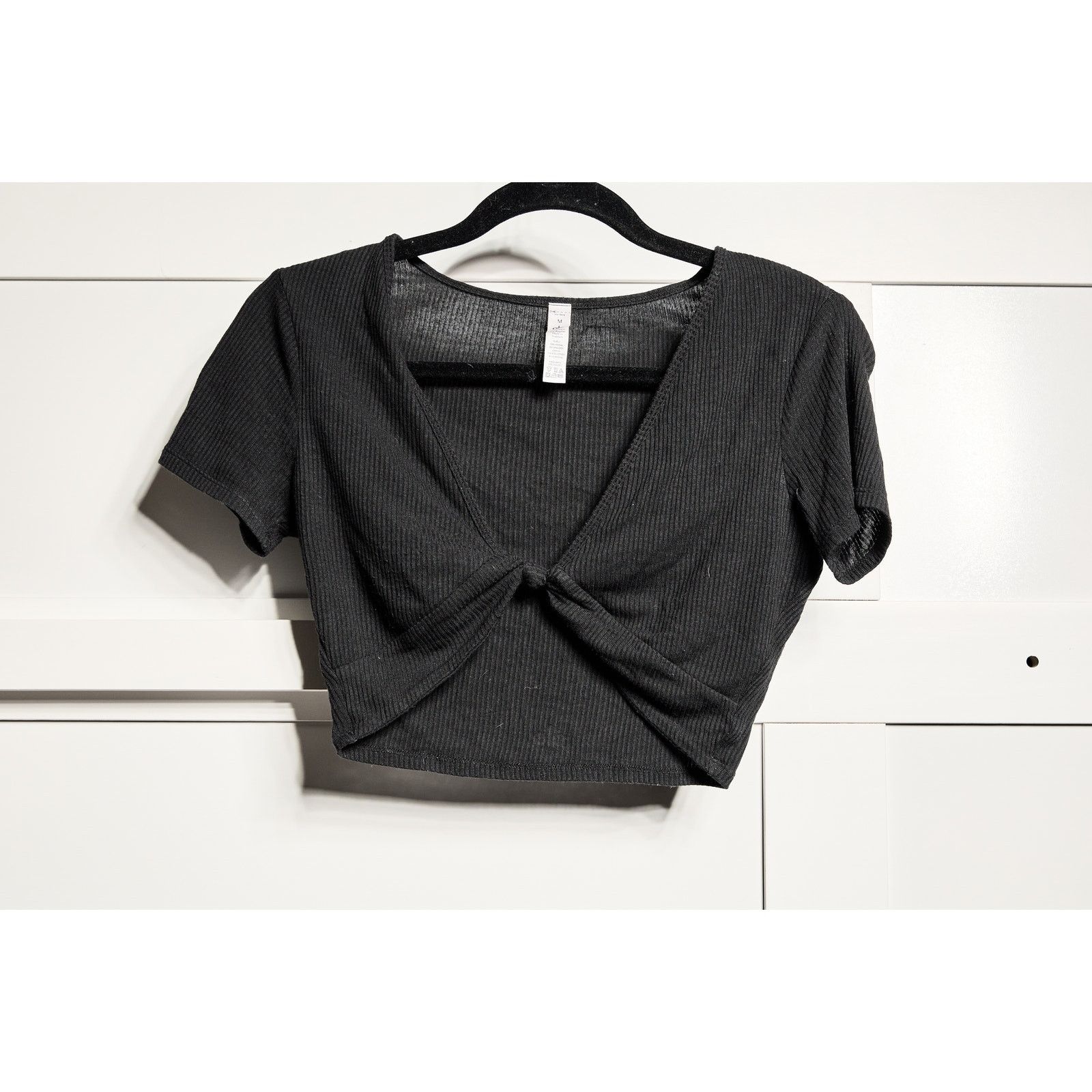 Alo ALO YOGA RIBBED KNOTTY SHORT SLEEVE CROP TOP - SIZE MEDIUM Size M / US 6-8 / IT 42-44 - 1 Preview