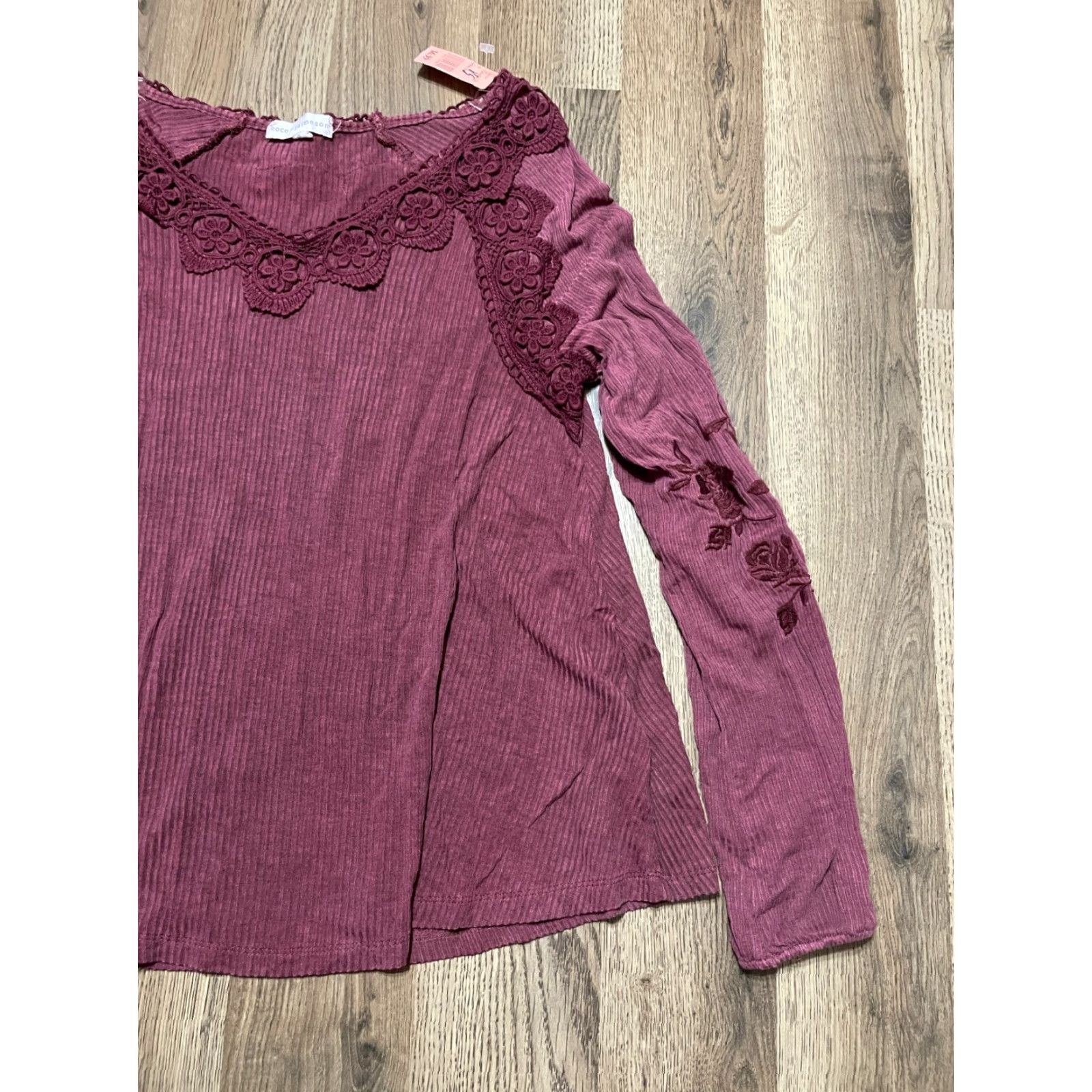 Vintage Coco+Jaimeson Shirt Women's XS Purple Roses on Sleeve T-Shirt V-Neck Long Sleeve Casual Basic Modern Rose Pattern Adults Size XS / US 0-2 / IT 36-38 - 4 Thumbnail