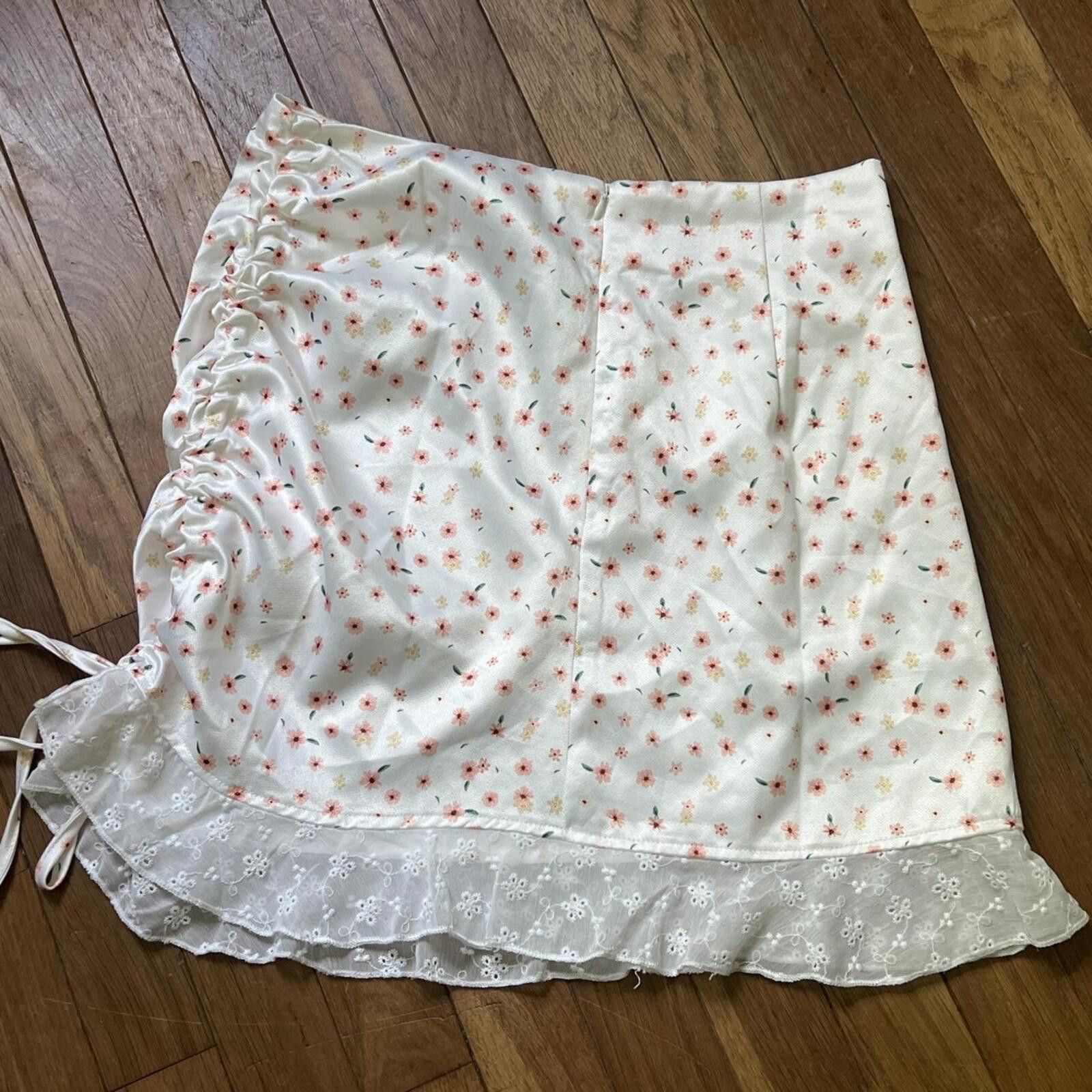 Shein SHEIN floral ruched skirt with lace trim Size 32" / US 10 / IT 46 - 3 Thumbnail